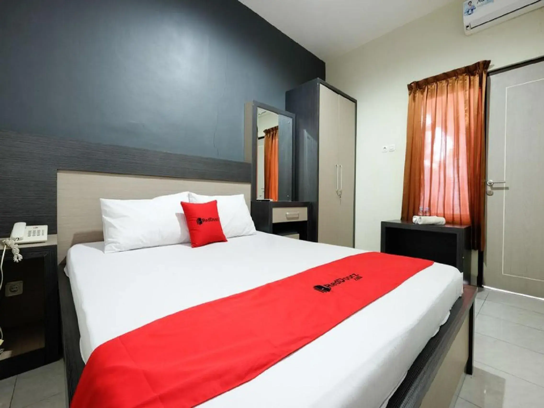 Bedroom, Bed in RedDoorz near Moro Mall Purwokerto