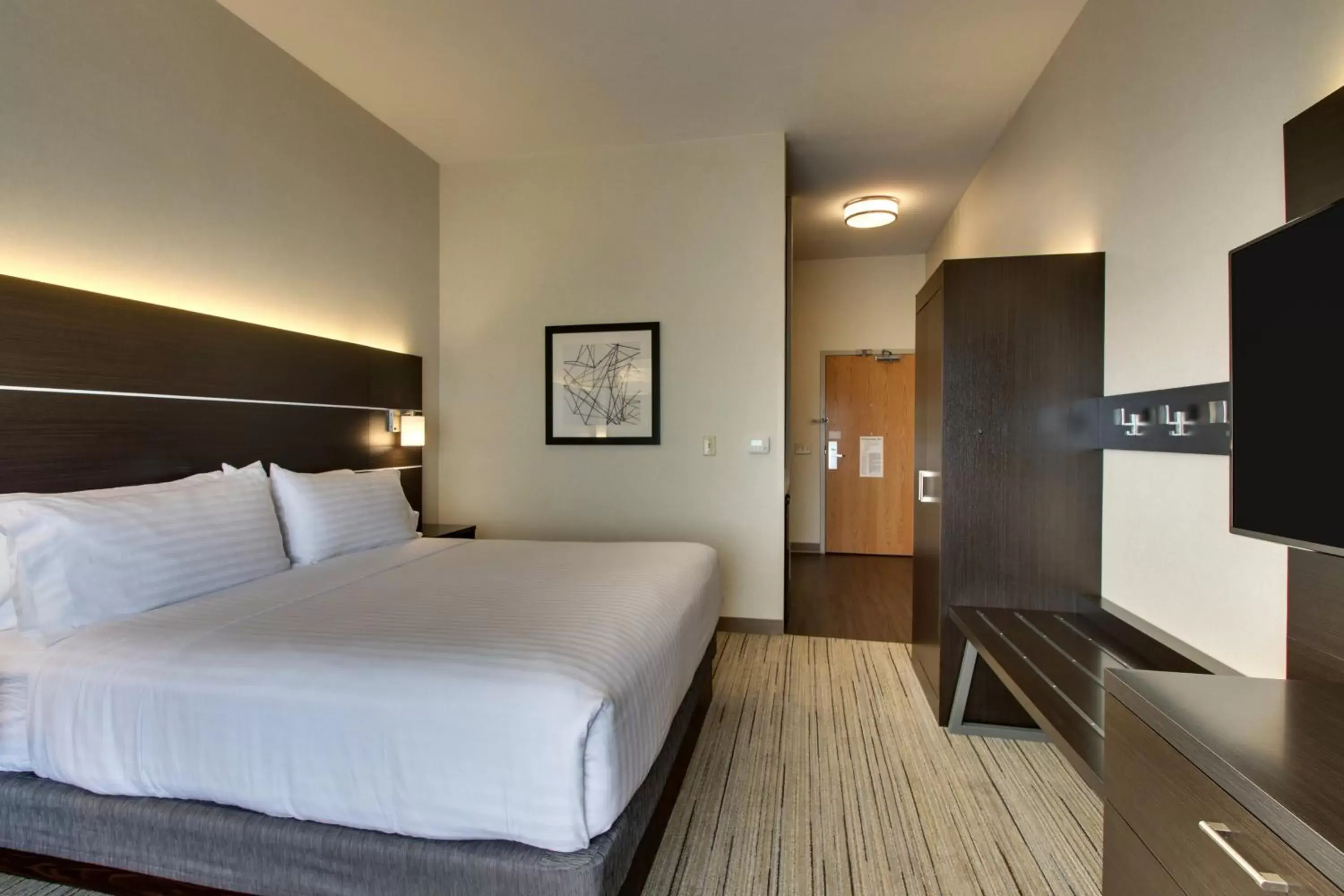 Photo of the whole room, Bed in Holiday Inn Express Hotel & Suites Morris, an IHG Hotel