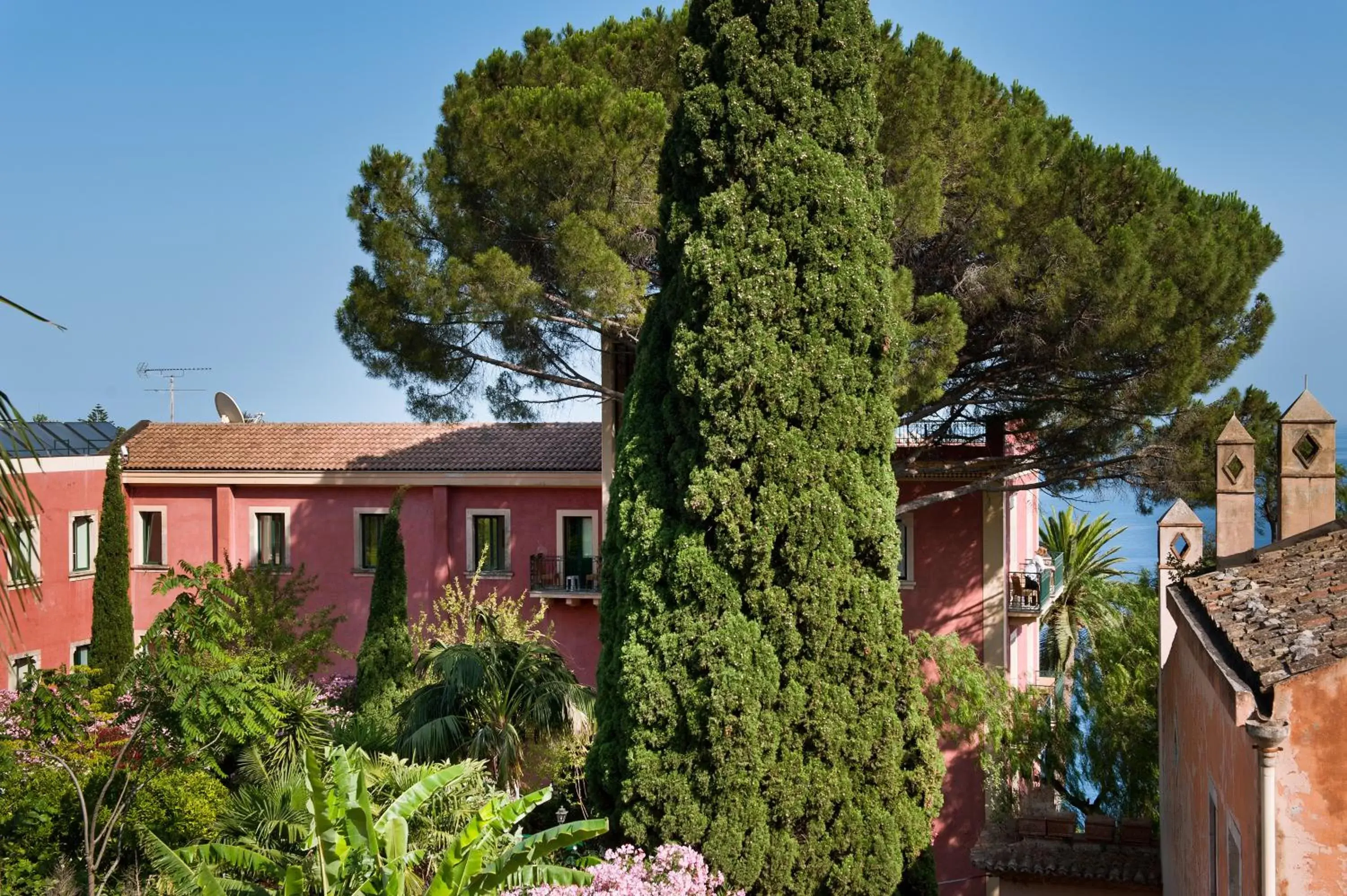 Garden, Property Building in Hotel Villa Schuler