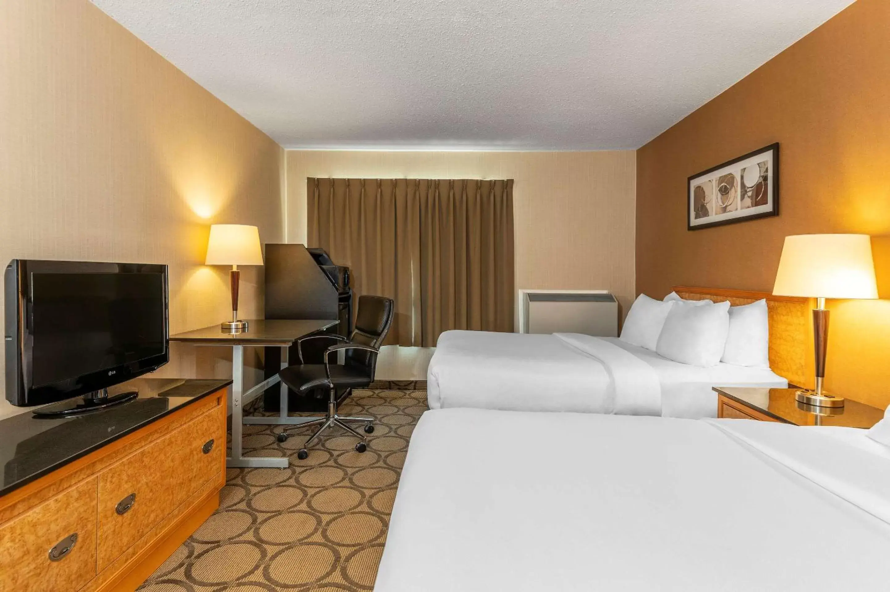 Bedroom, TV/Entertainment Center in Comfort Inn Airport East