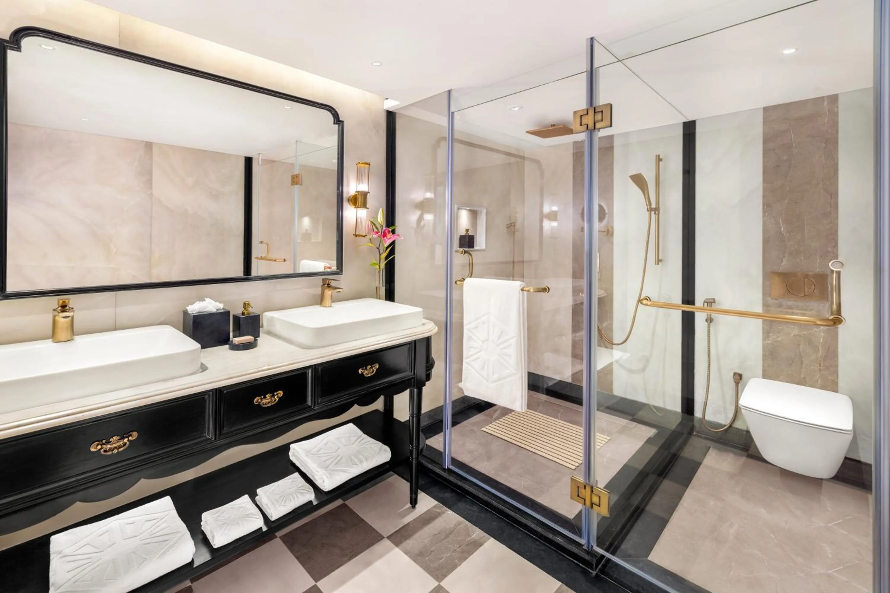 Shower in Taj Cidade de Goa Heritage, Goa