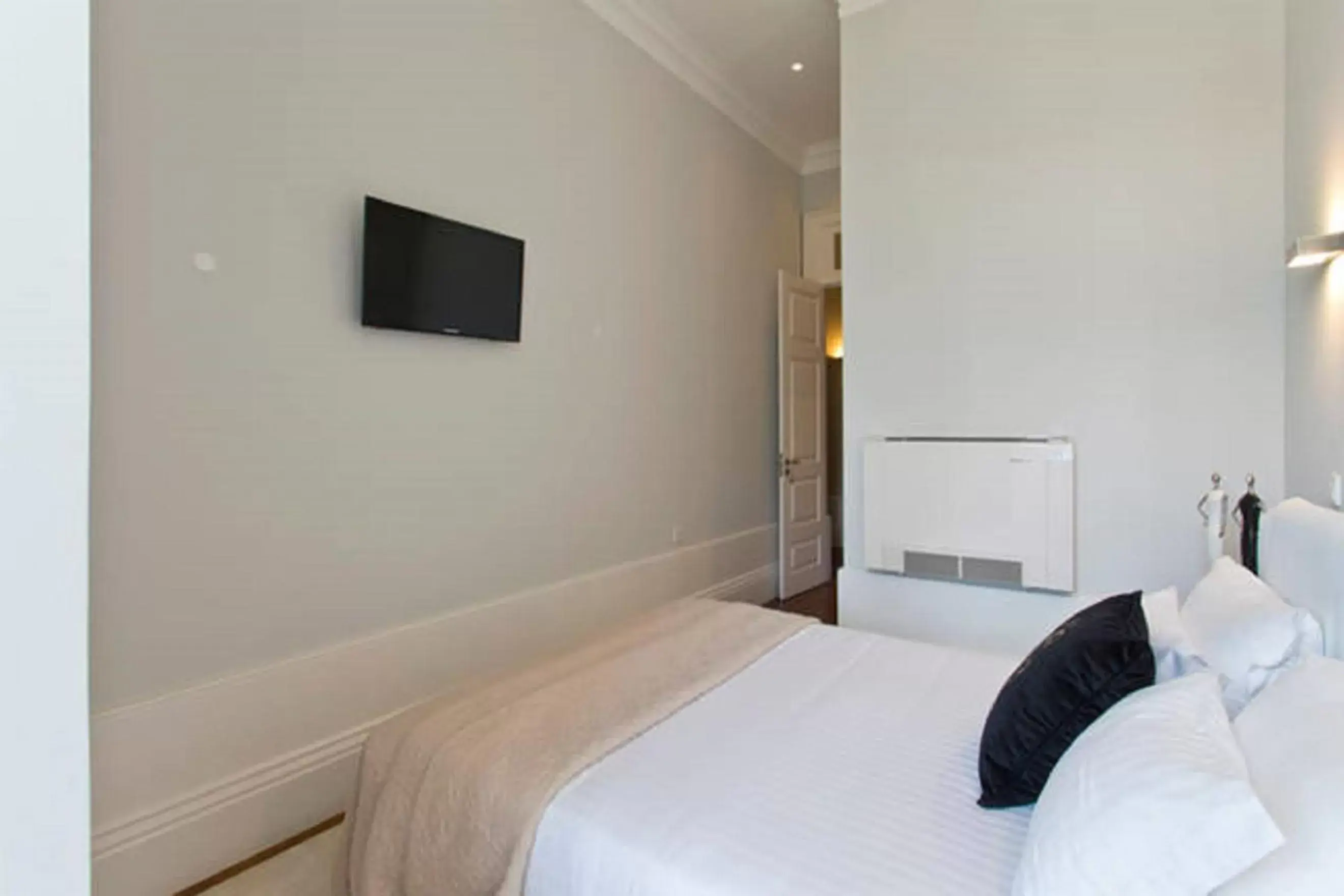 Bed, Room Photo in Oporto Comfort Charming Cedofeita
