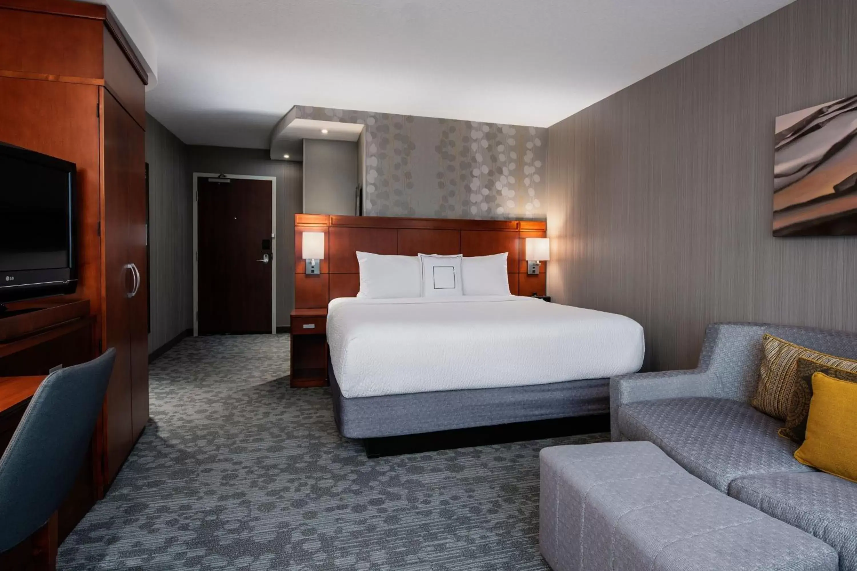 Photo of the whole room, Bed in Courtyard by Marriott Edmonton West