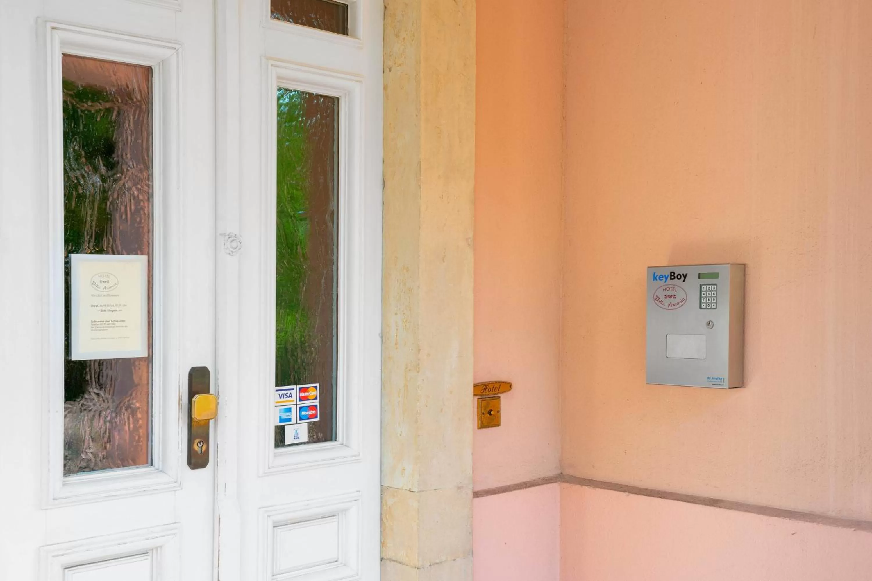 Facade/entrance in Villa Antonia