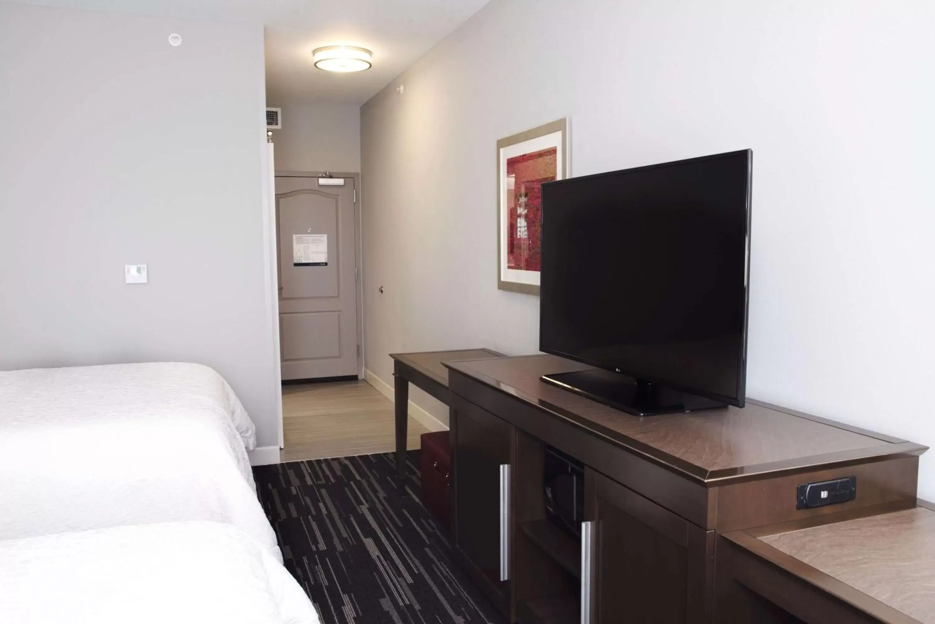 Bedroom, TV/Entertainment Center in Hampton Inn By Hilton - Suites Des Moines-Urbandale IA