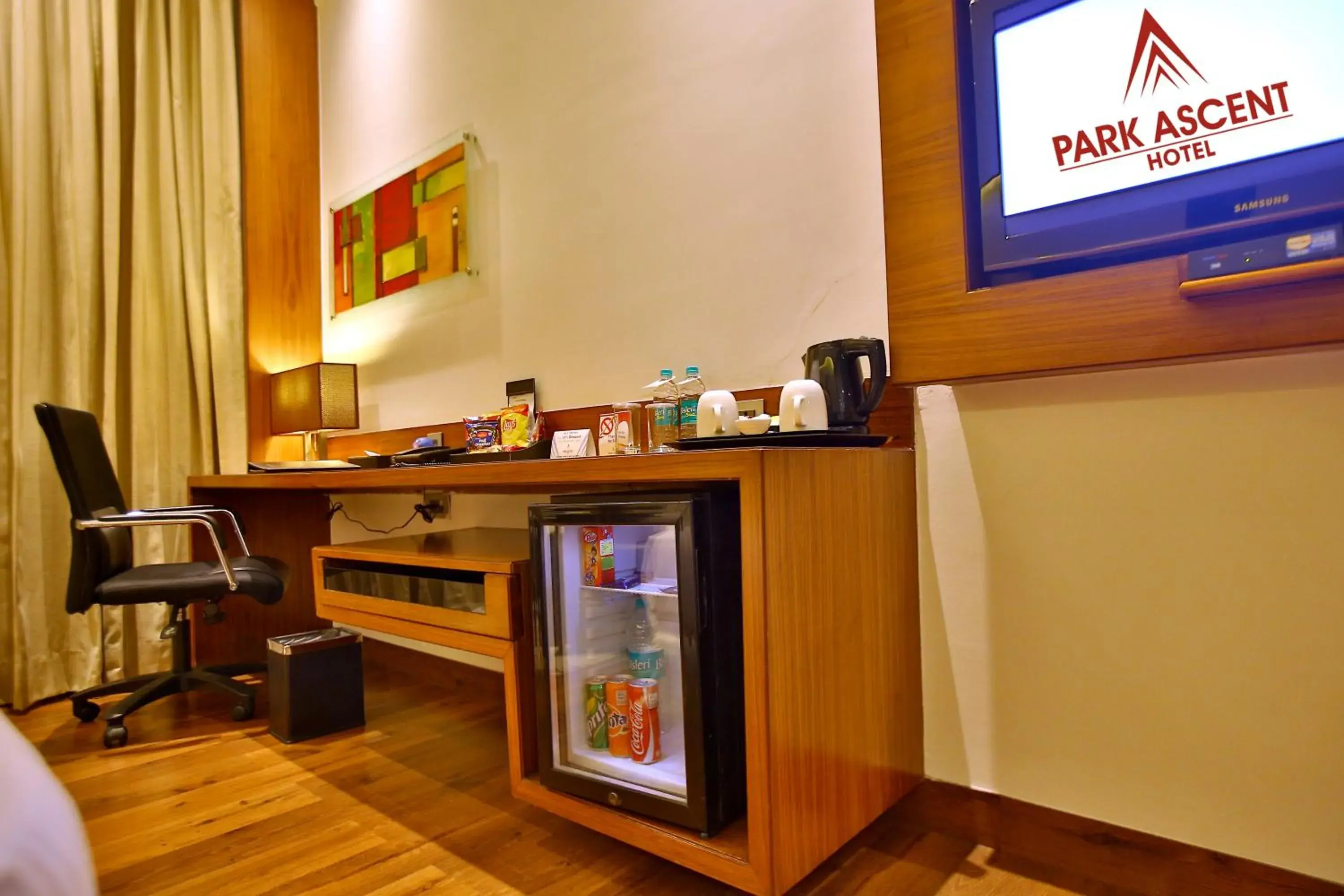 Coffee/tea facilities, TV/Entertainment Center in Park Ascent Hotel