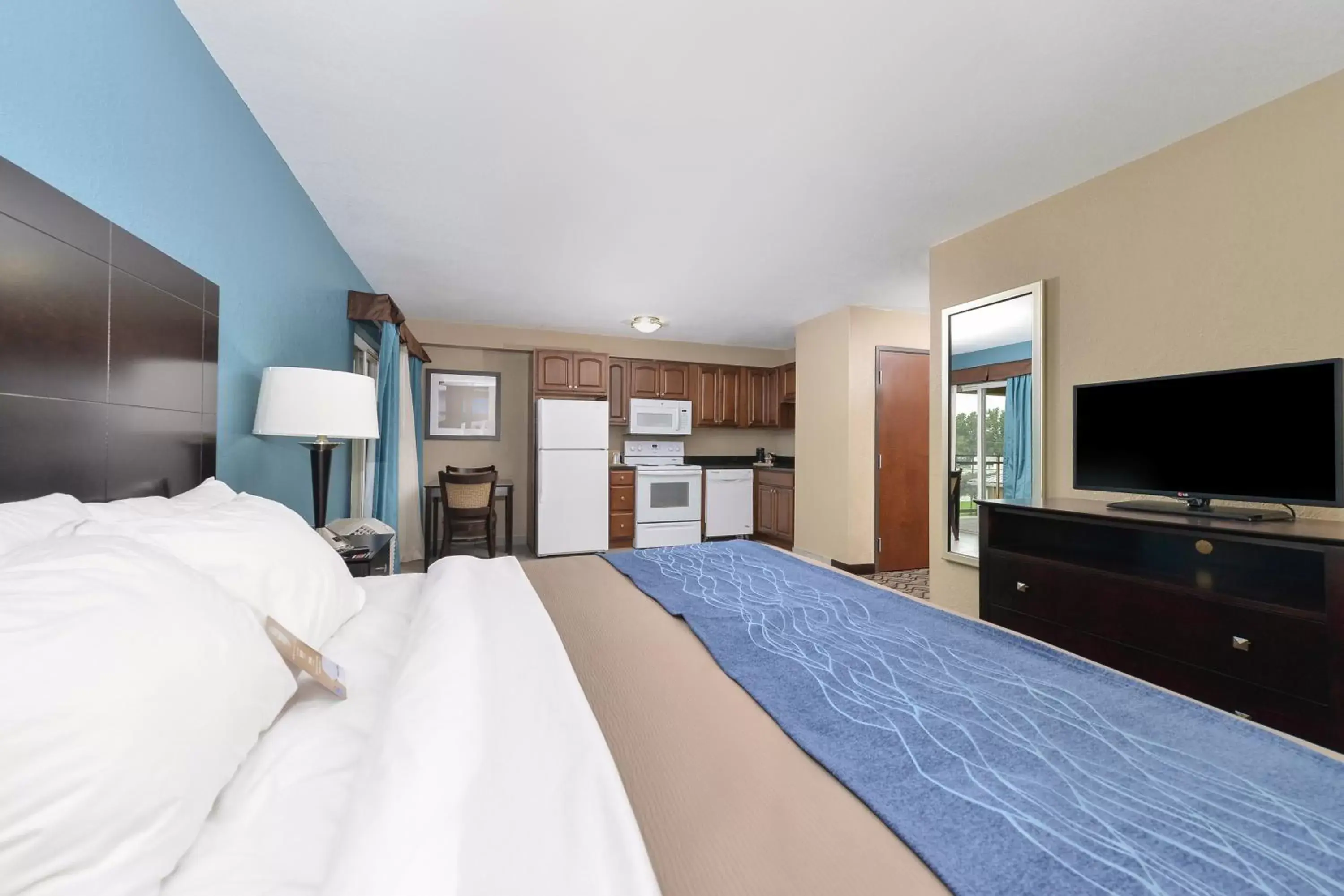 Kitchen or kitchenette, Bed in Comfort Inn & Suites Springfield I-55