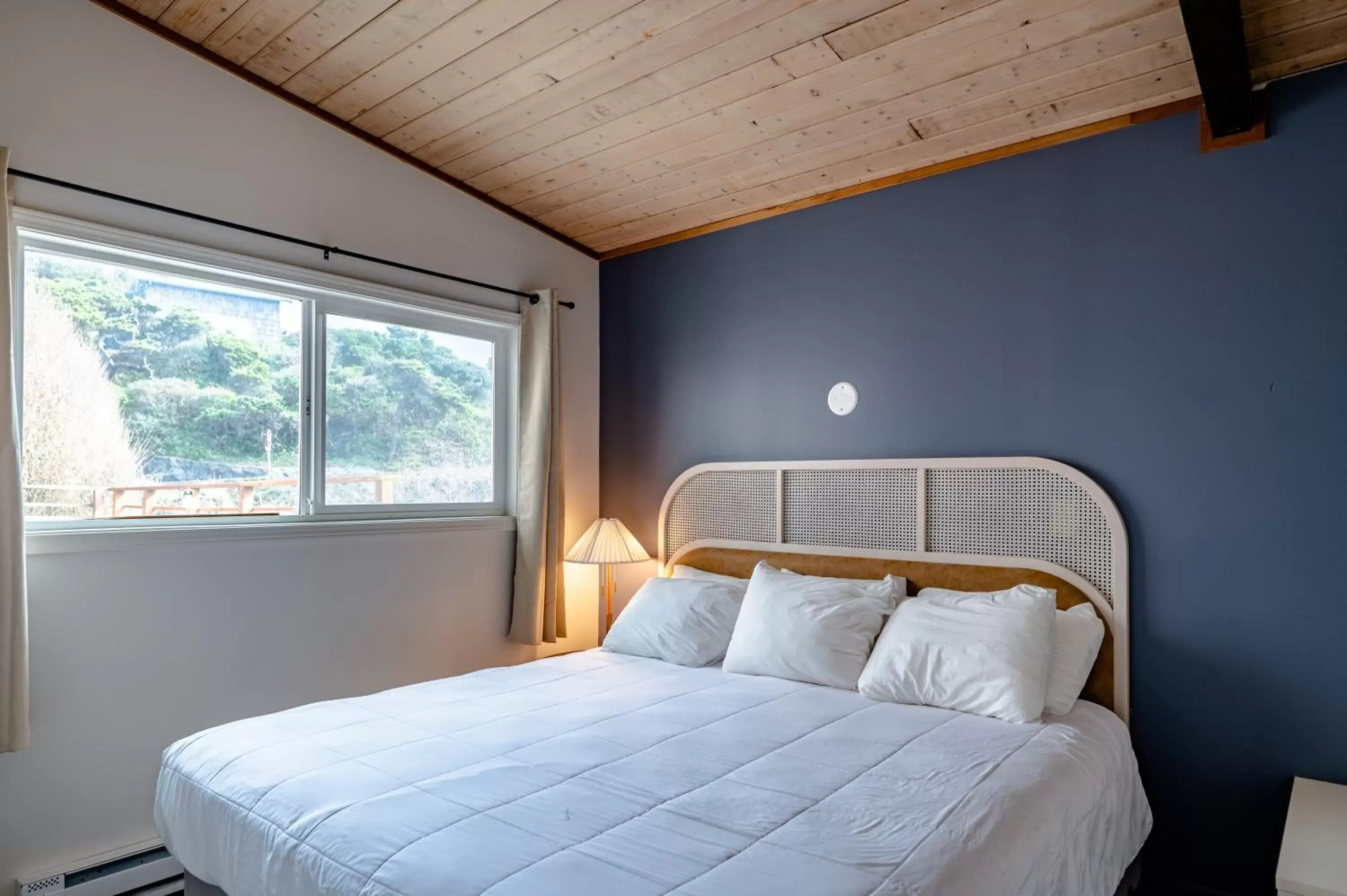 Bedroom, Bed in Seagull Beachfront Inn