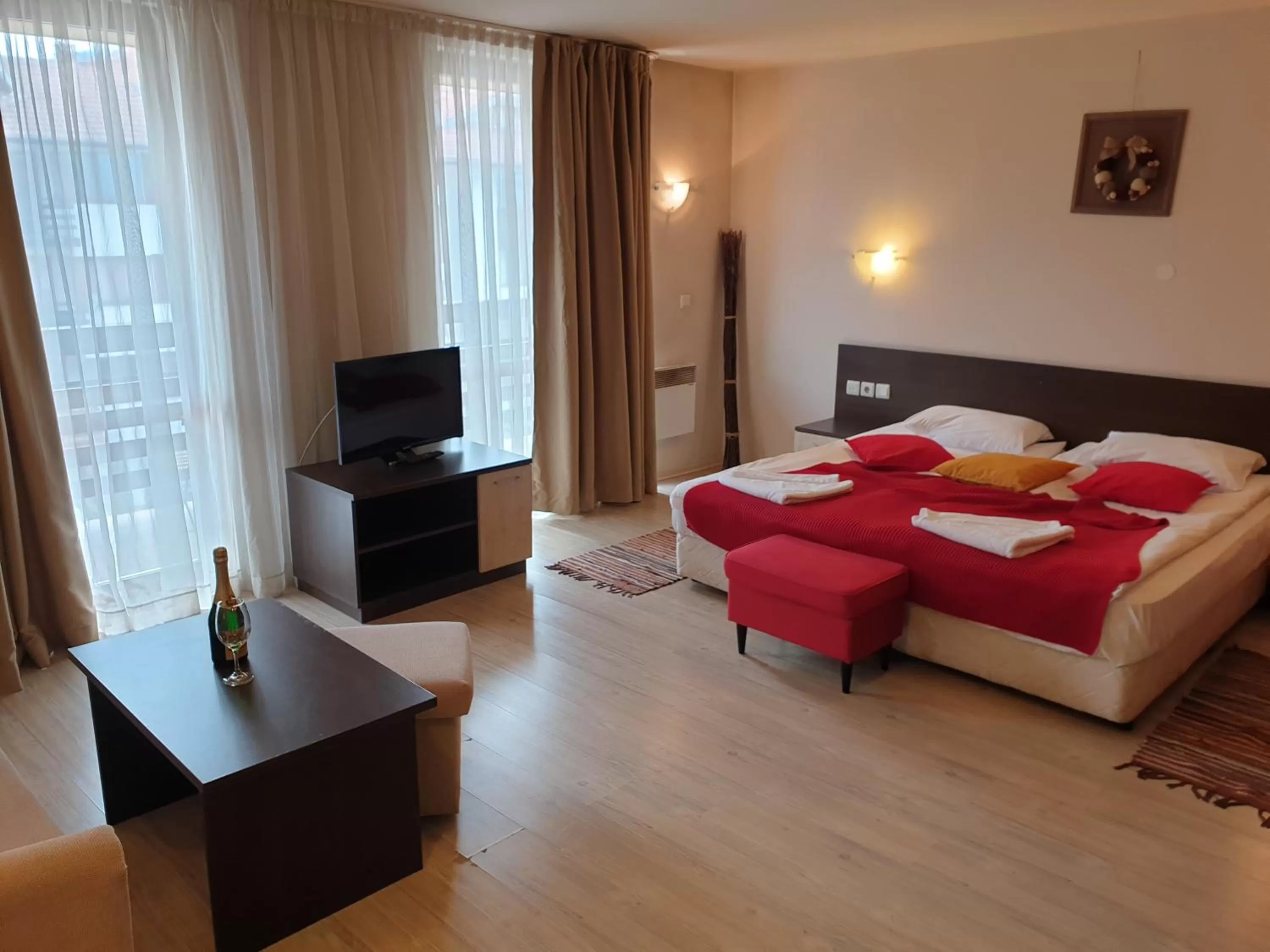 Bed, TV/Entertainment Center in StayInn Banderitsa Apartments with kitchen & BBQ
