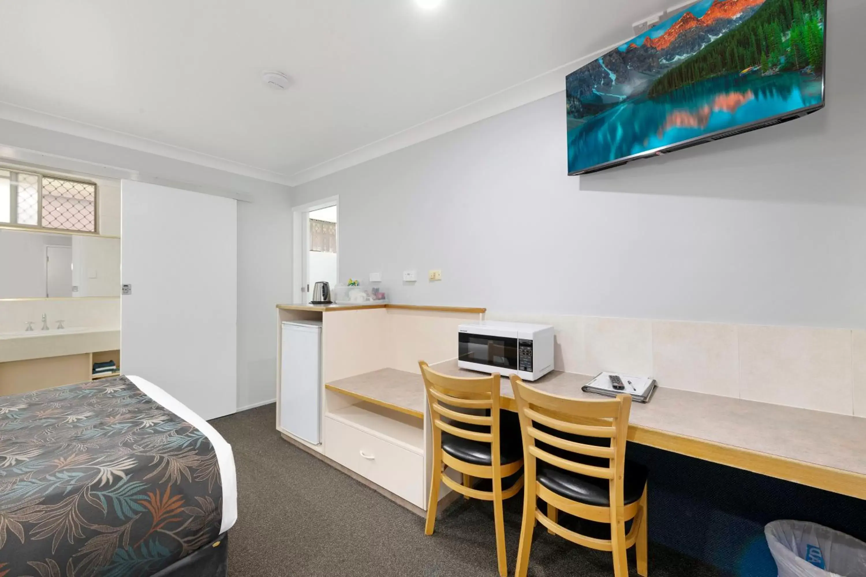 Bed, TV/Entertainment Center in Best Western Bundaberg City Motor Inn