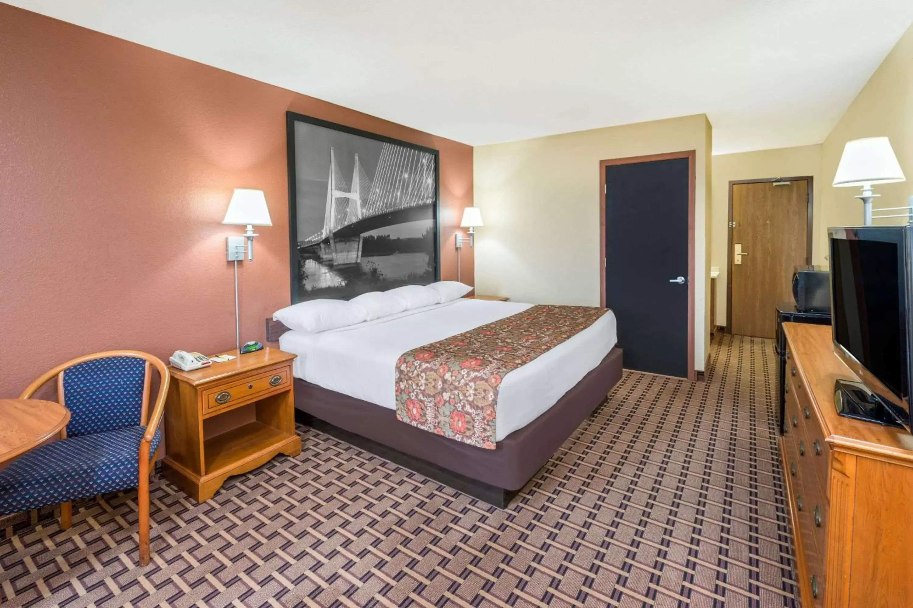 Photo of the whole room, Bed in Super 8 by Wyndham Charleston MO