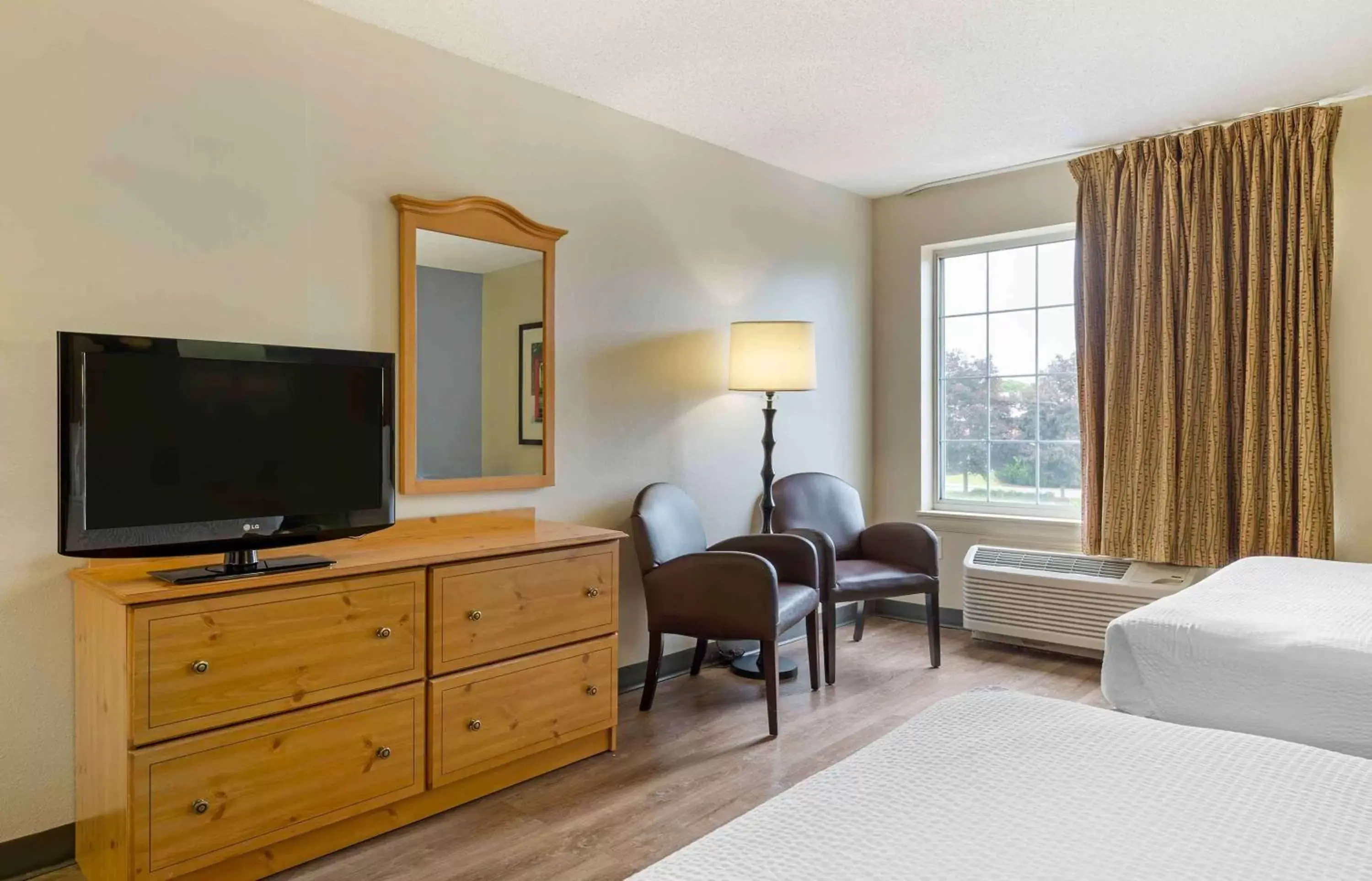 Bedroom, TV/Entertainment Center in Extended Stay America Suites - Boston - Marlborough