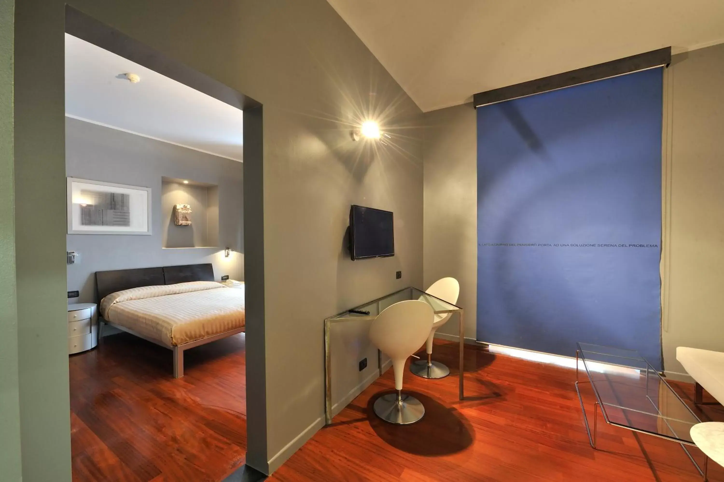 Bed, TV/Entertainment Center in Art Hotel Boston