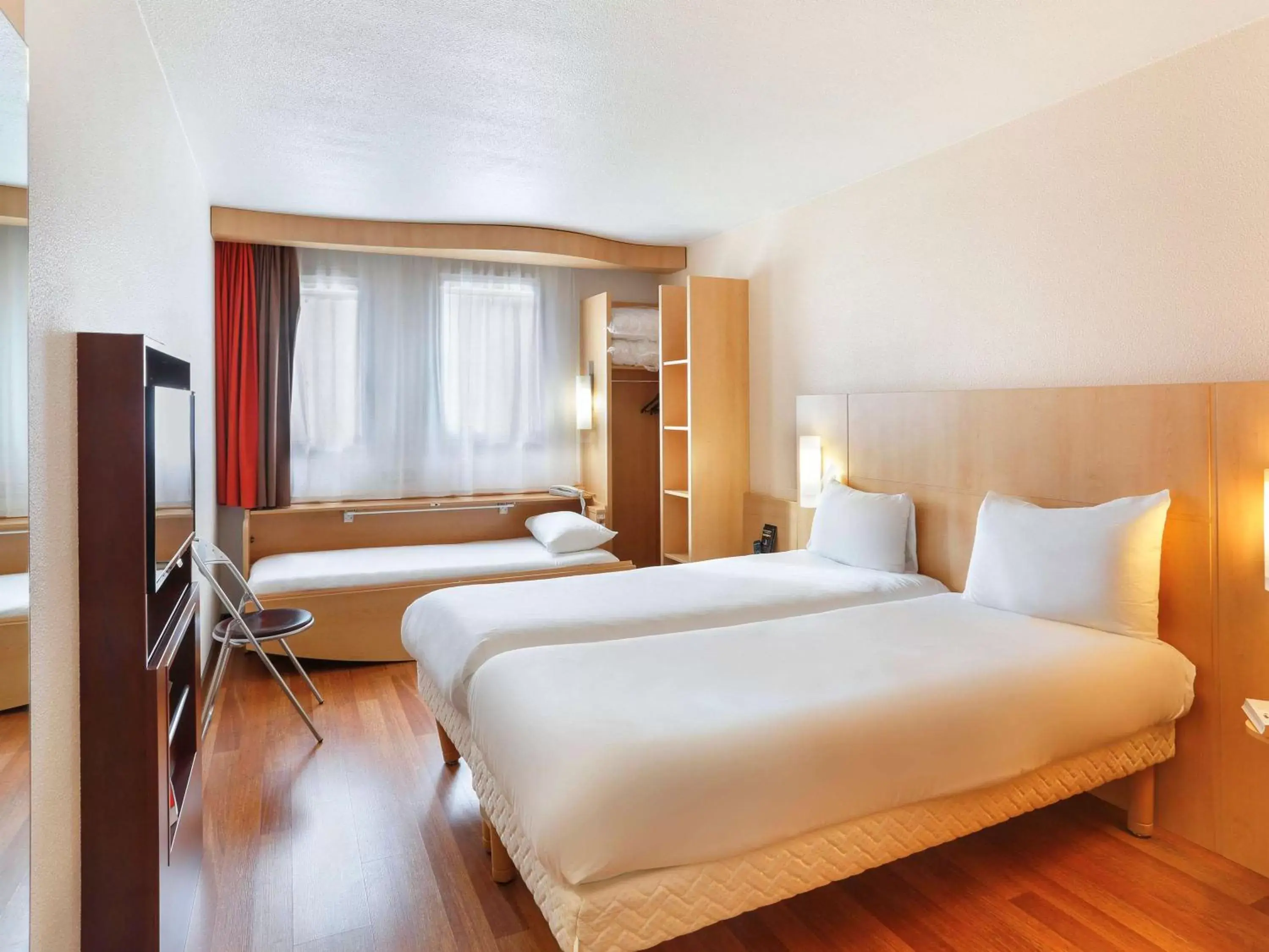Photo of the whole room, Bed in ibis Etampes