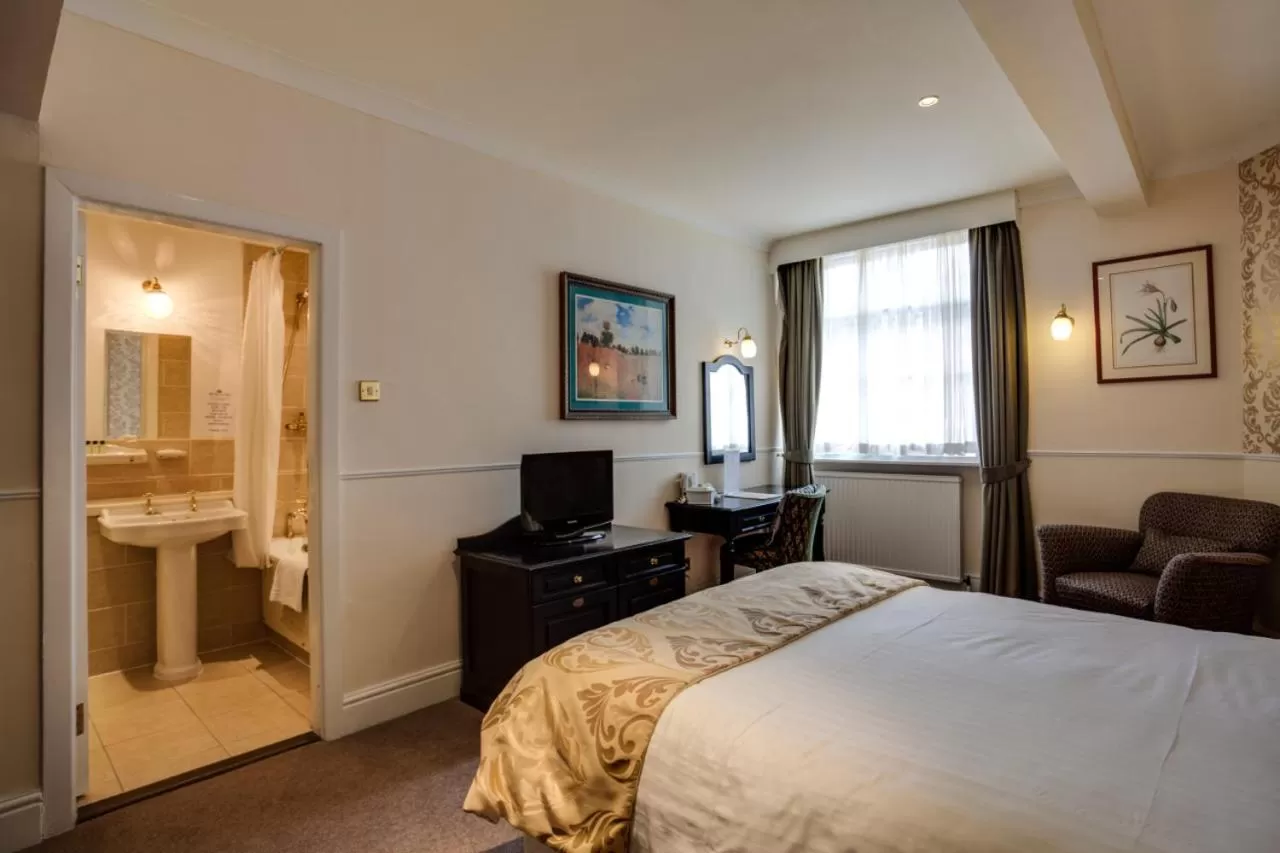 Bedroom, Bed in The Saracens Head Hotel