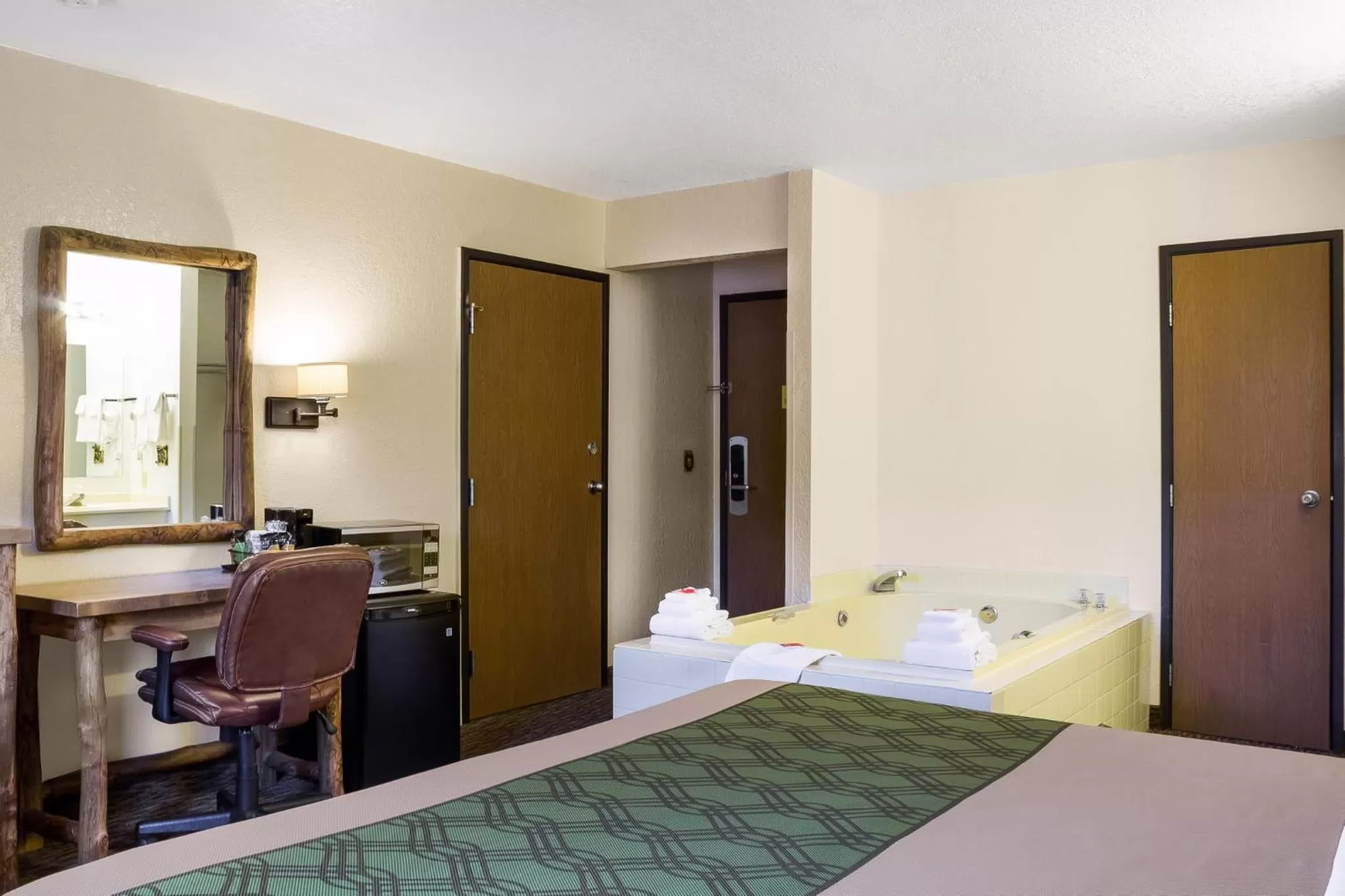 Photo of the whole room, Bed in Econo Lodge, Downtown Custer Near Custer State Park and Mt Rushmore