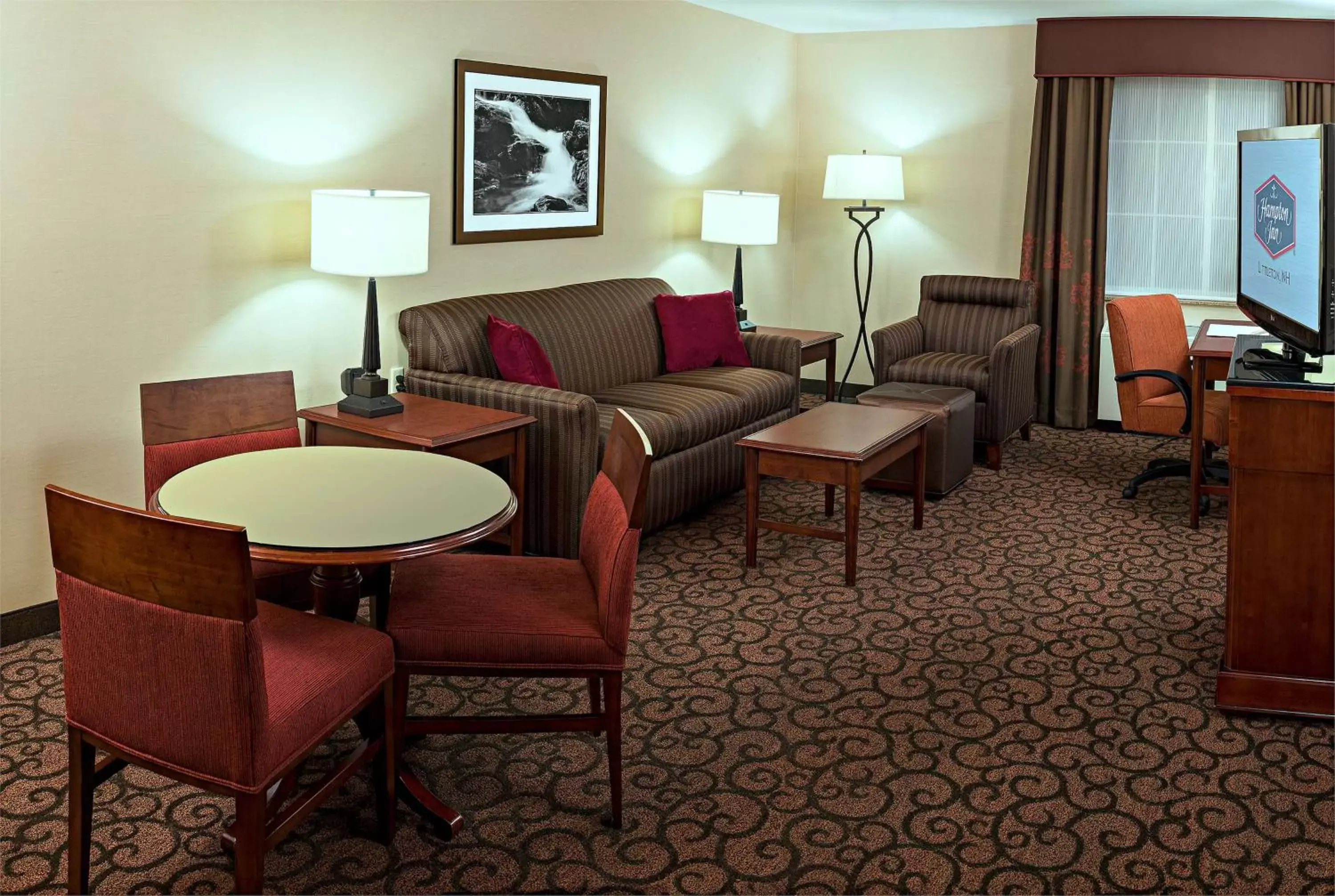 Bed, Seating Area in Hampton Inn Littleton