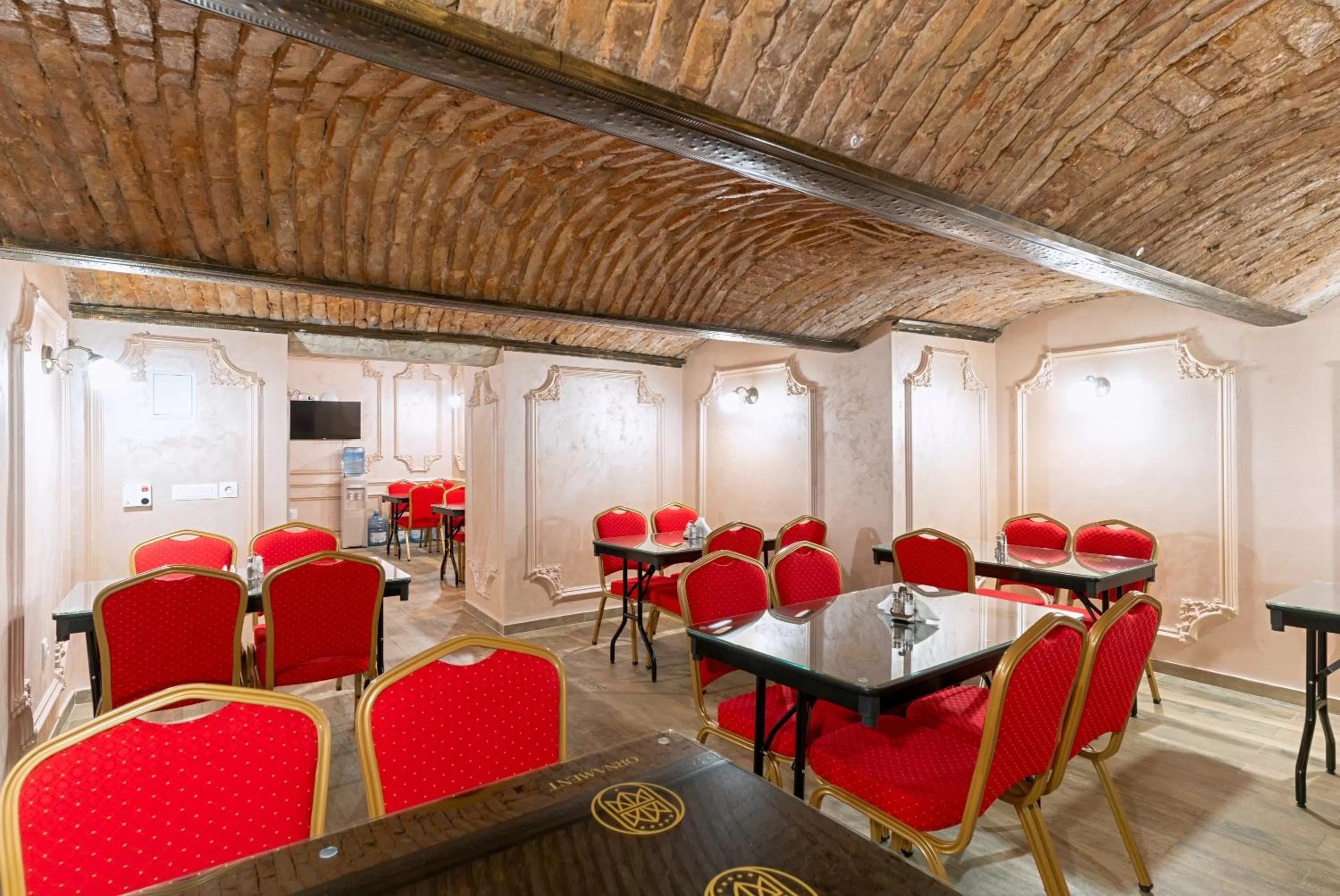 Restaurant/places to eat in Ornament Hotel