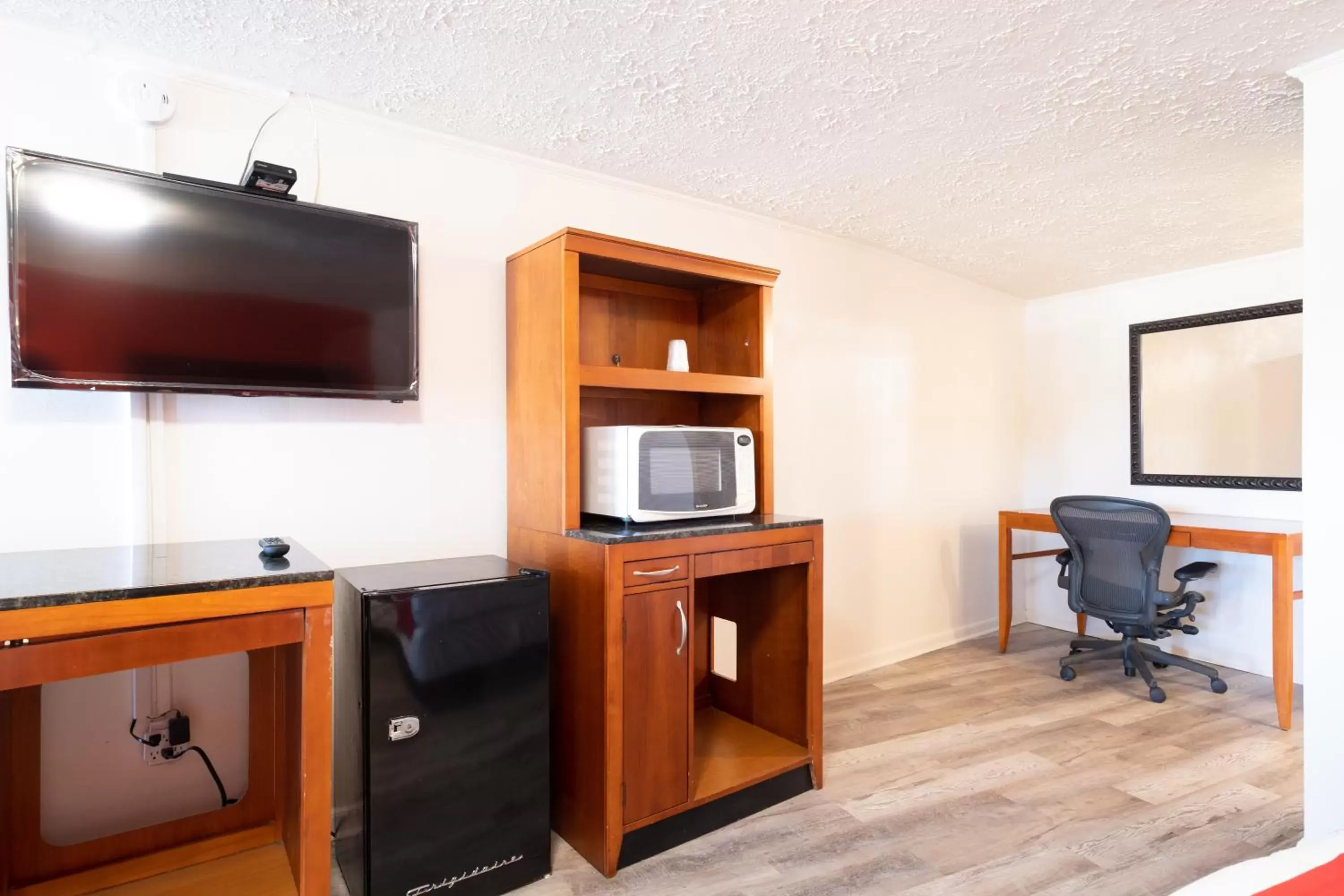 Bedroom, TV/Entertainment Center in Hotel O Atlanta Airport Jonesboro/Morrow I-75