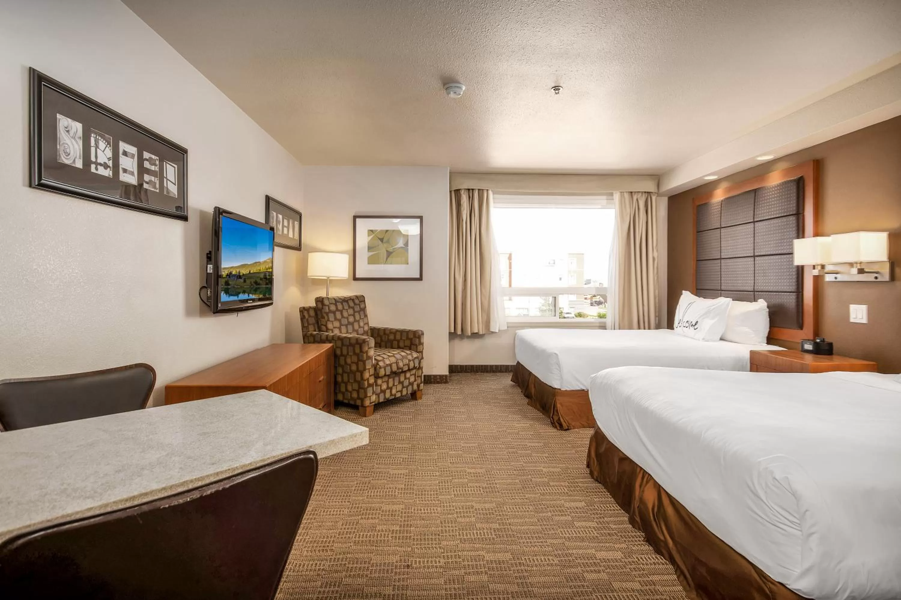 Photo of the whole room, Bed in Home Inn & Suites Regina East