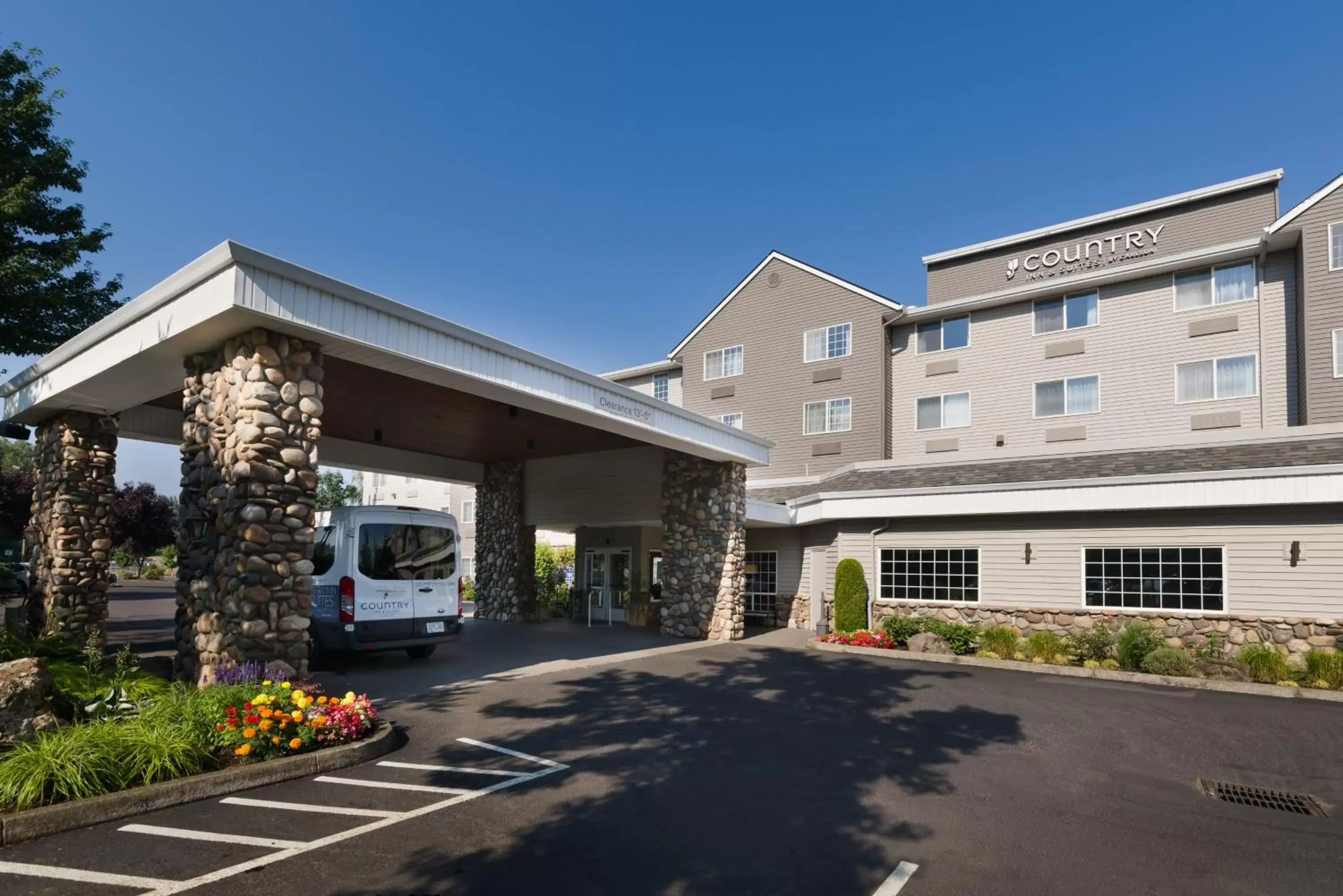 Facade/entrance, Property Building in Country Inn & Suites by Radisson, Portland International Airport, OR