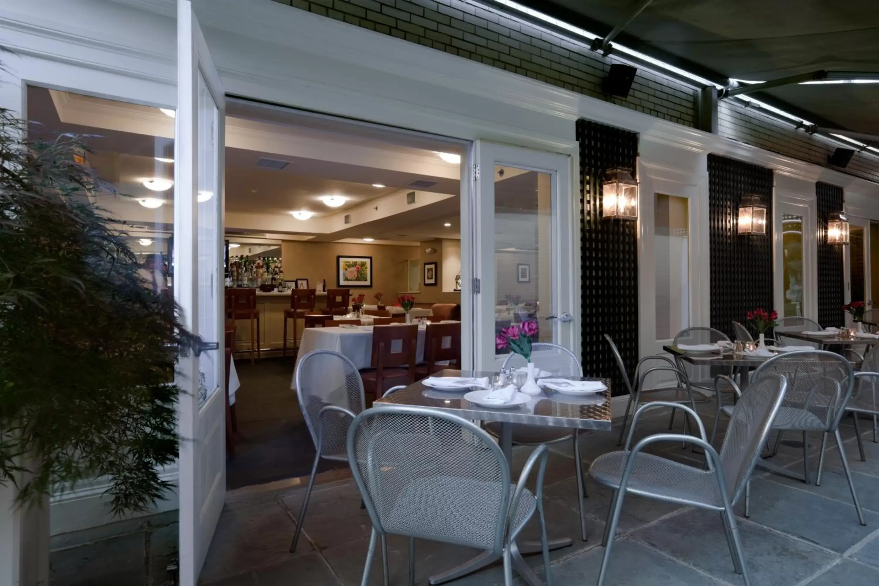 Restaurant/places to eat in State Plaza Hotel Restaurant/places to eat in State Plaza Hotel