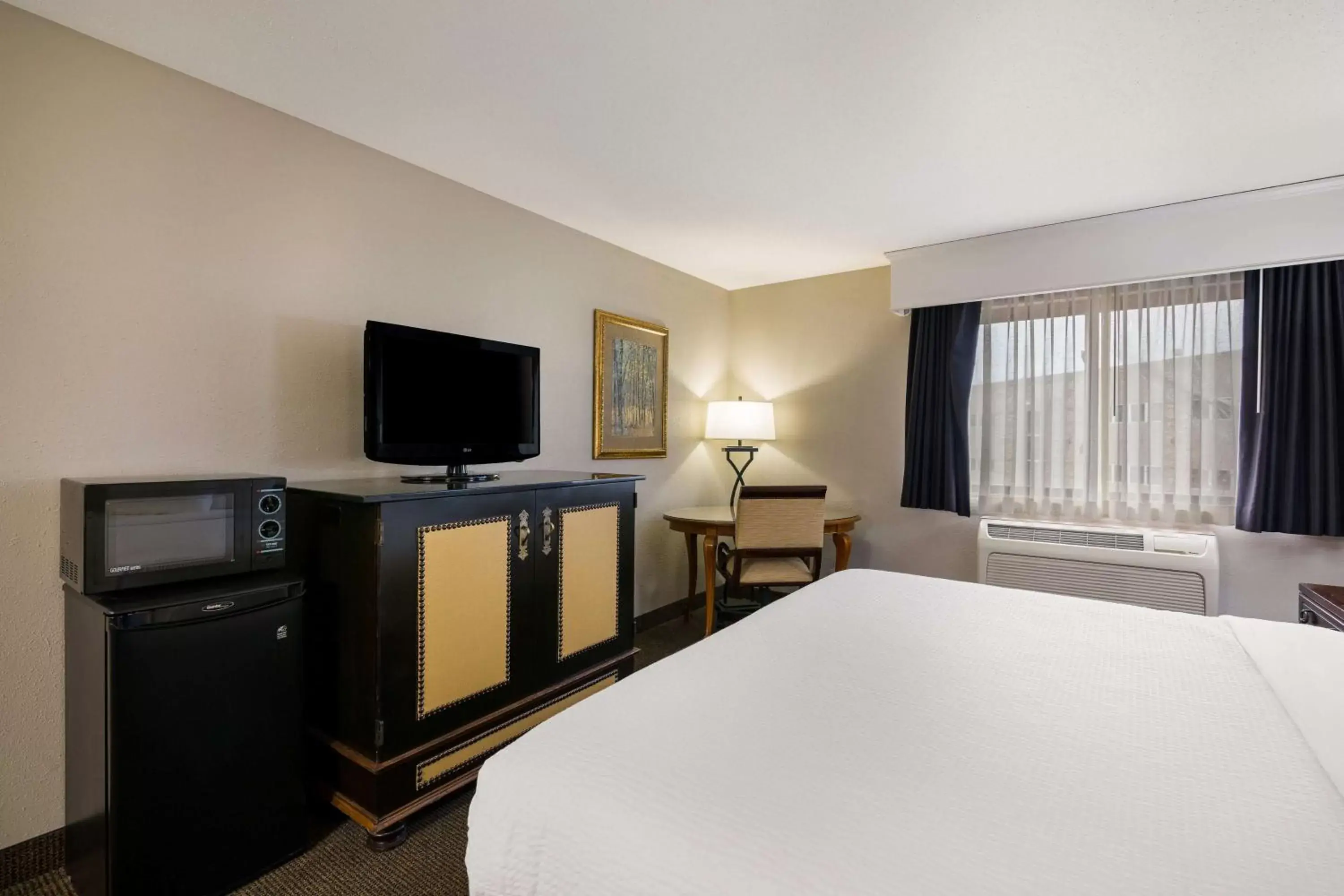 Bedroom, TV/Entertainment Center in Revel Hotel Minot - SureStay Collection by Best Western