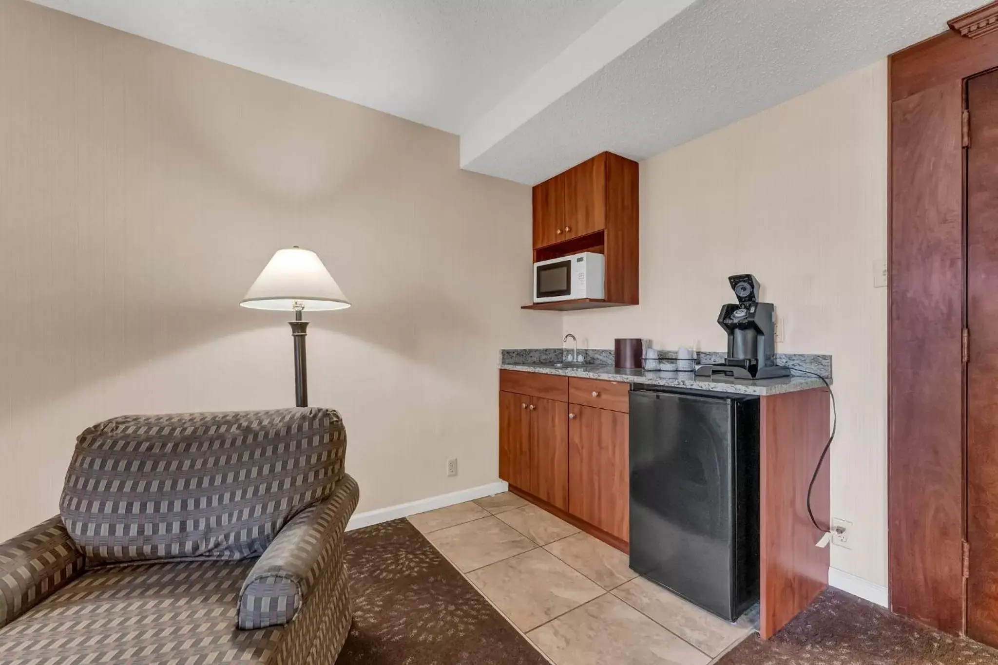 Kitchen/Kitchenette in Buffalo Airport Hotel