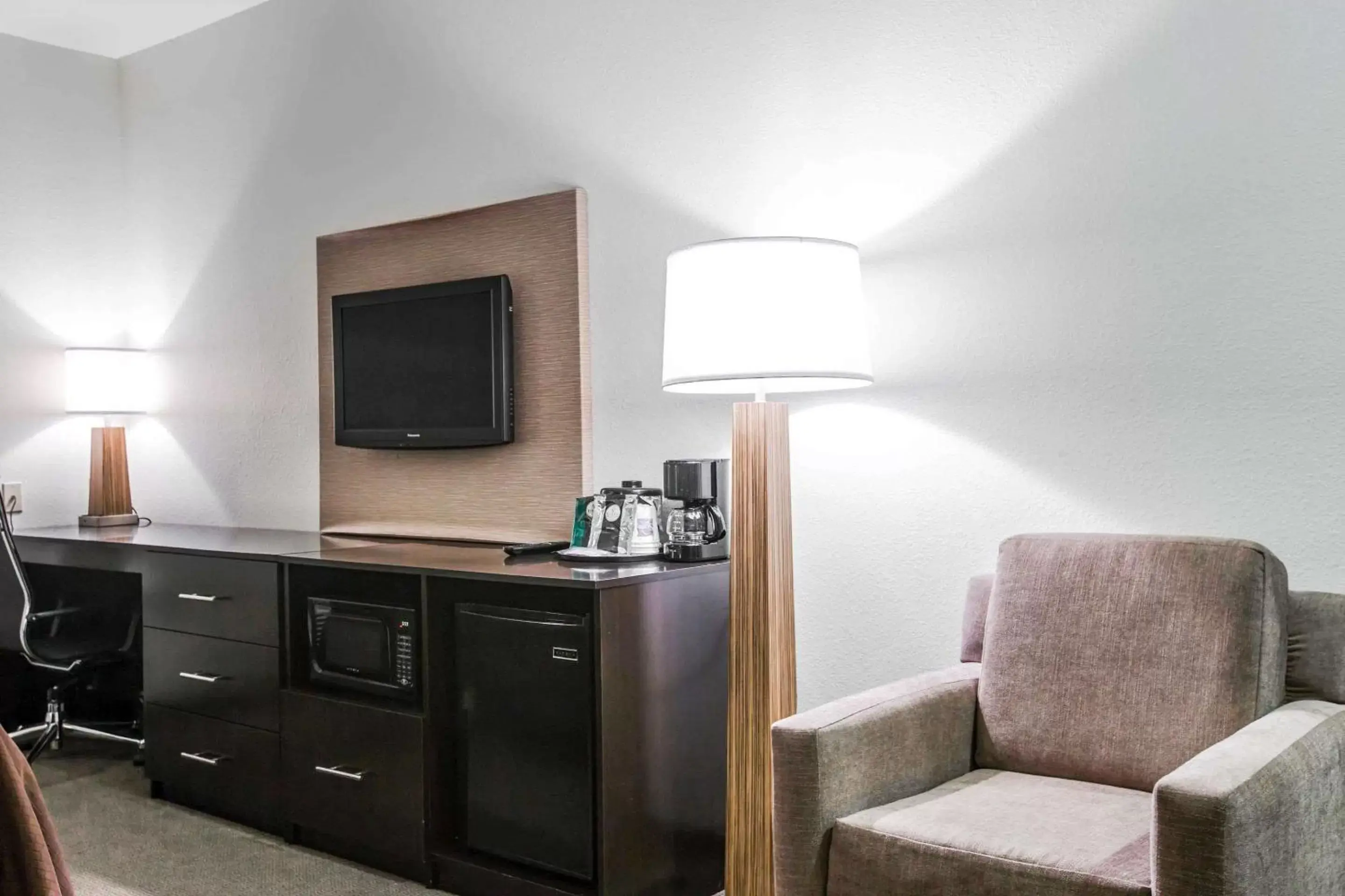 Photo of the whole room, TV/Entertainment Center in Sleep Inn & Suites Marion - Military Institute