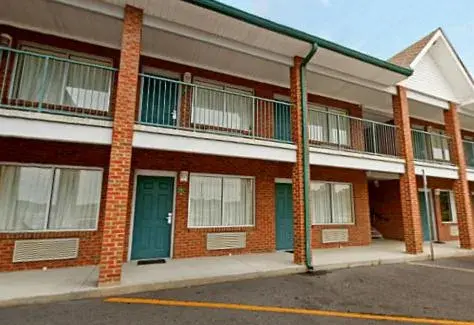 Facade/entrance, Property Building in America's Inn - Leeds