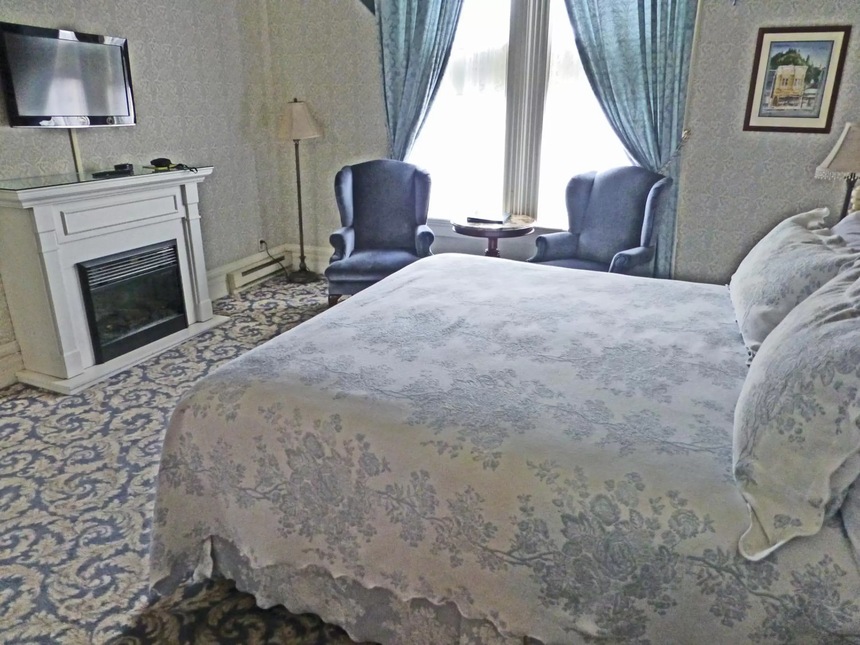 Photo of the whole room, Bed in Victorian Inn