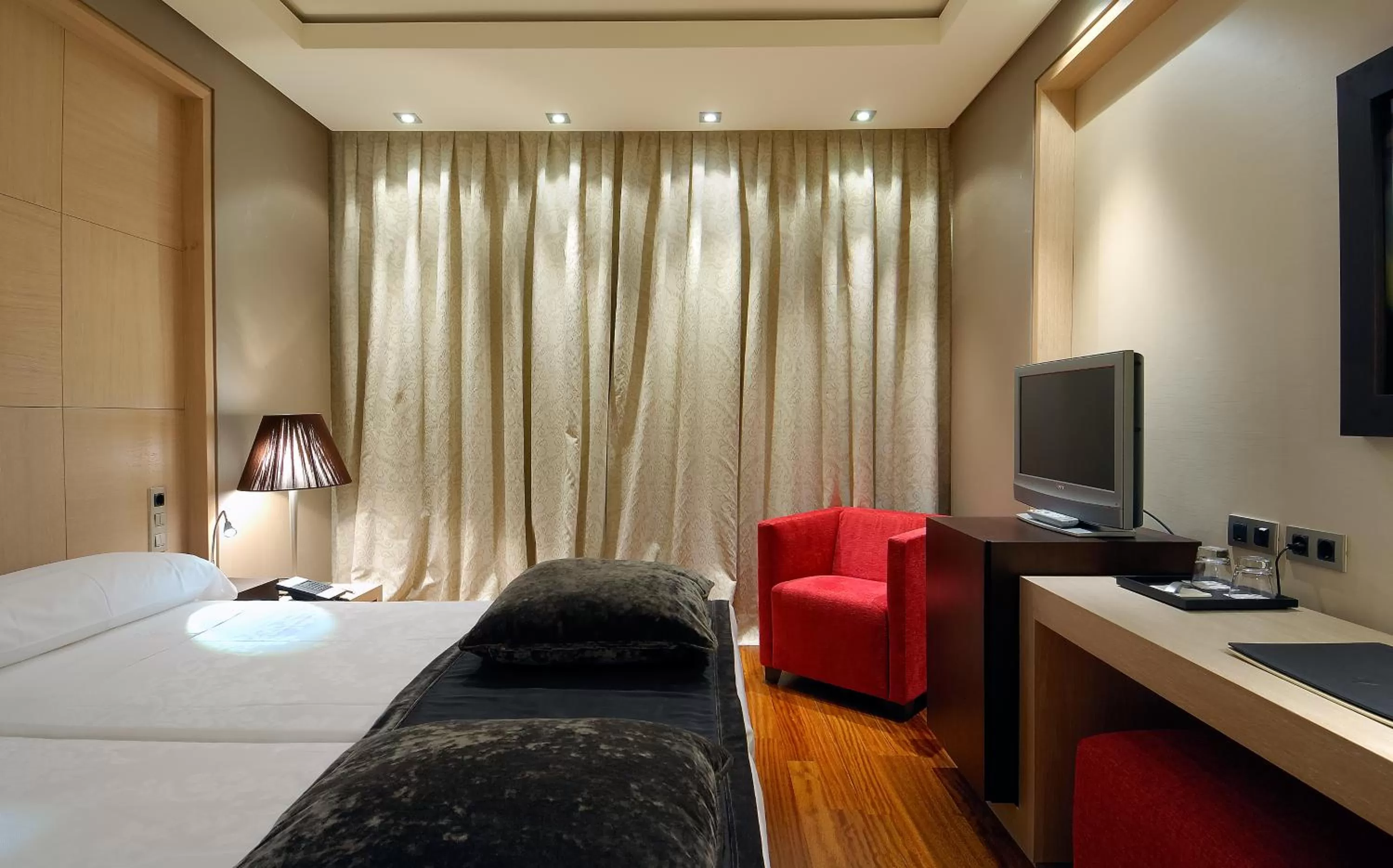 Photo of the whole room, Bed in Vincci Frontaura