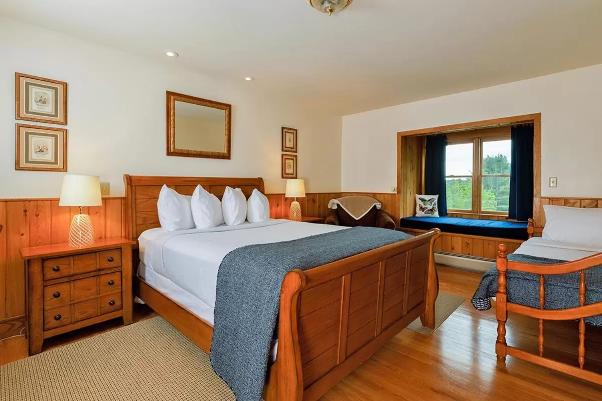 Photo of the whole room in Friends Lake Inn