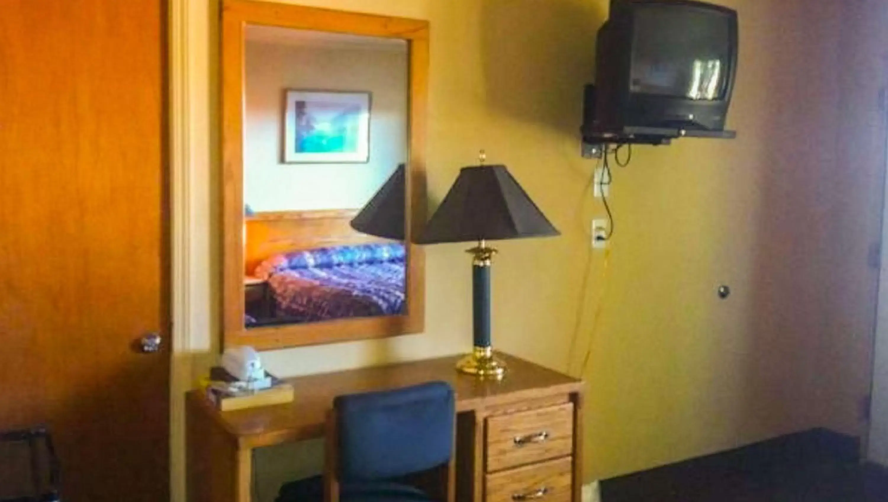 Photo of the whole room, TV/Entertainment Center in Juniper Motel Madras