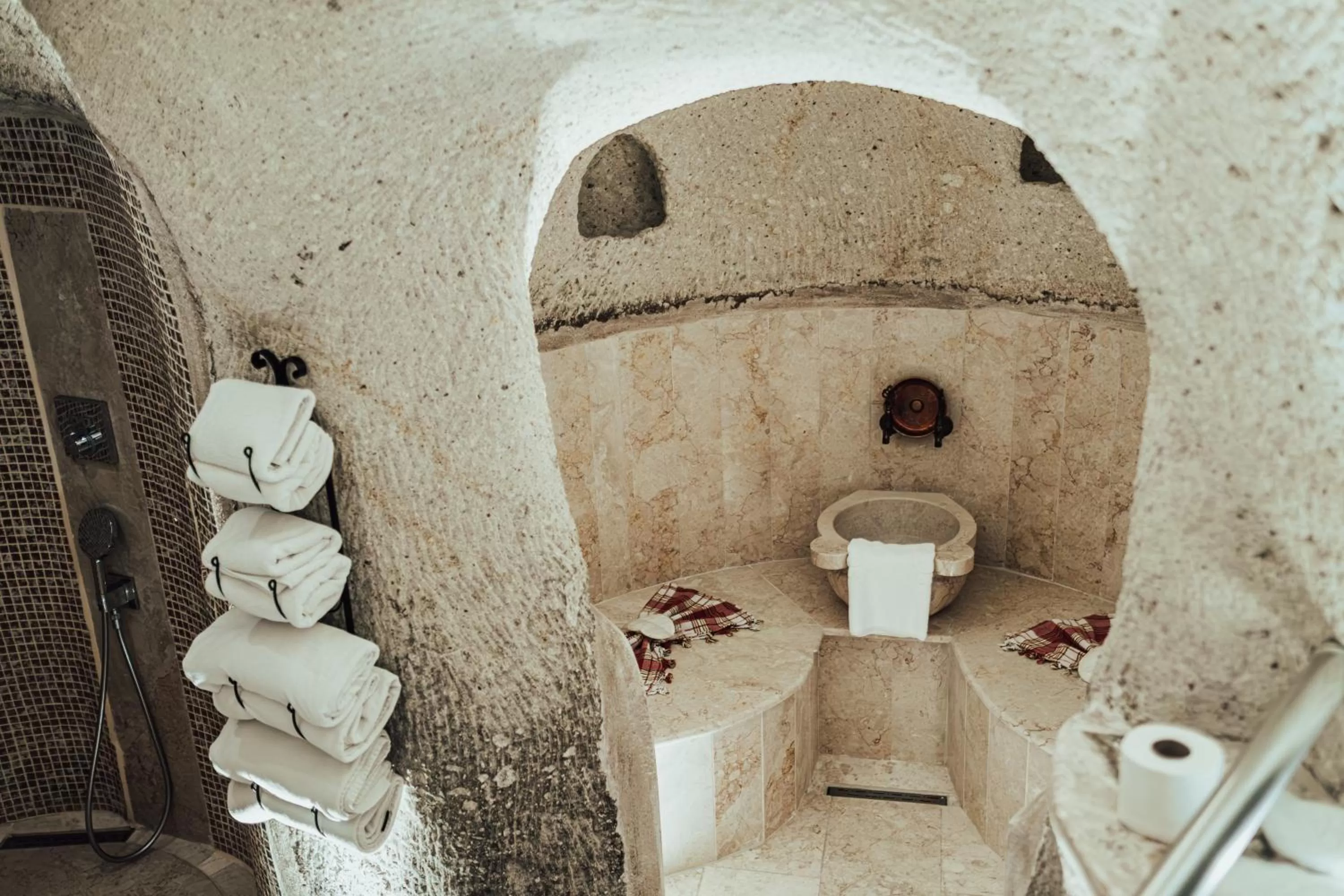 Shower in Şah Saray Cave Suites Halal Hotel