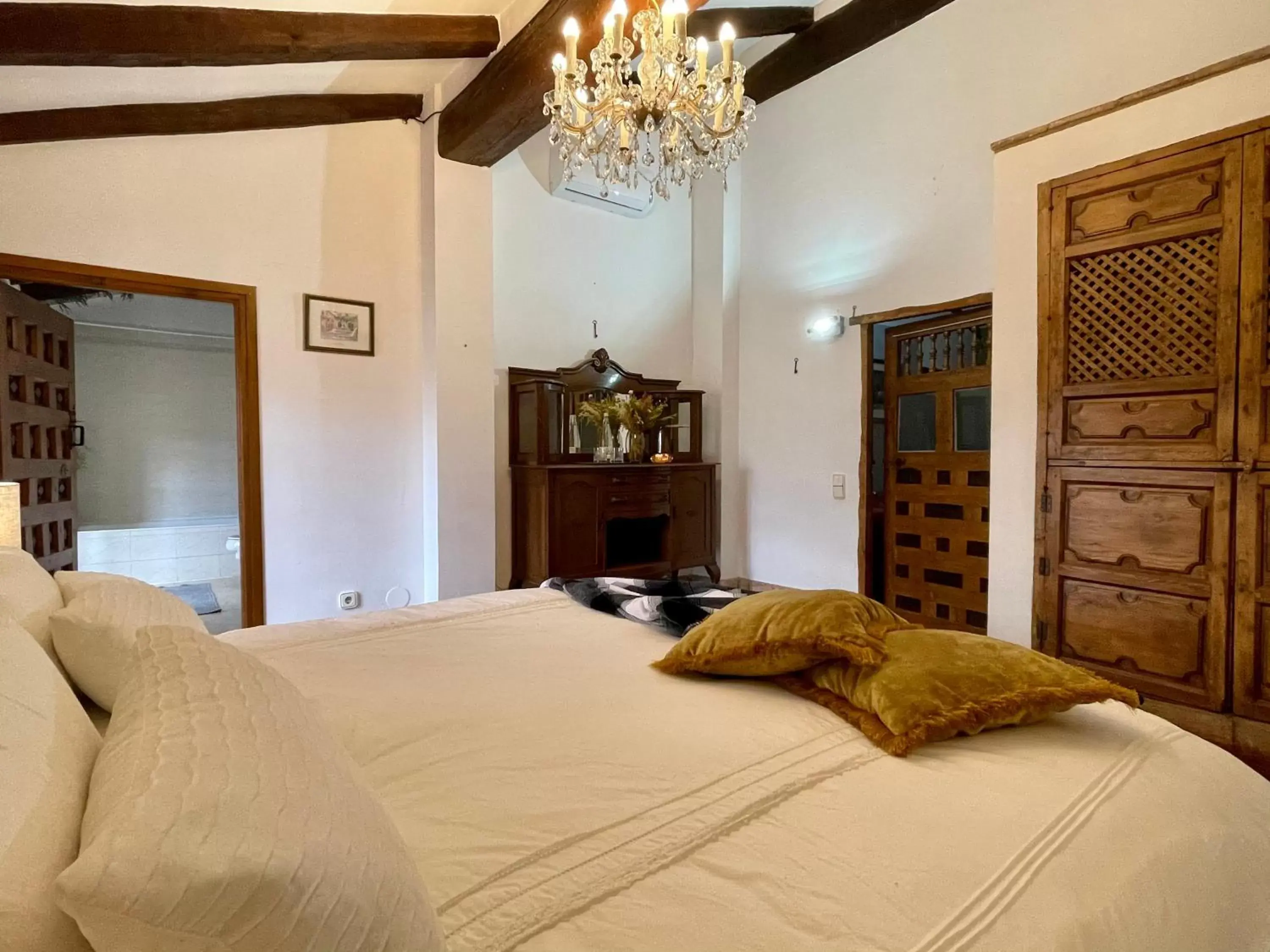 Photo of the whole room, Bed in Barri Antic Cambrils