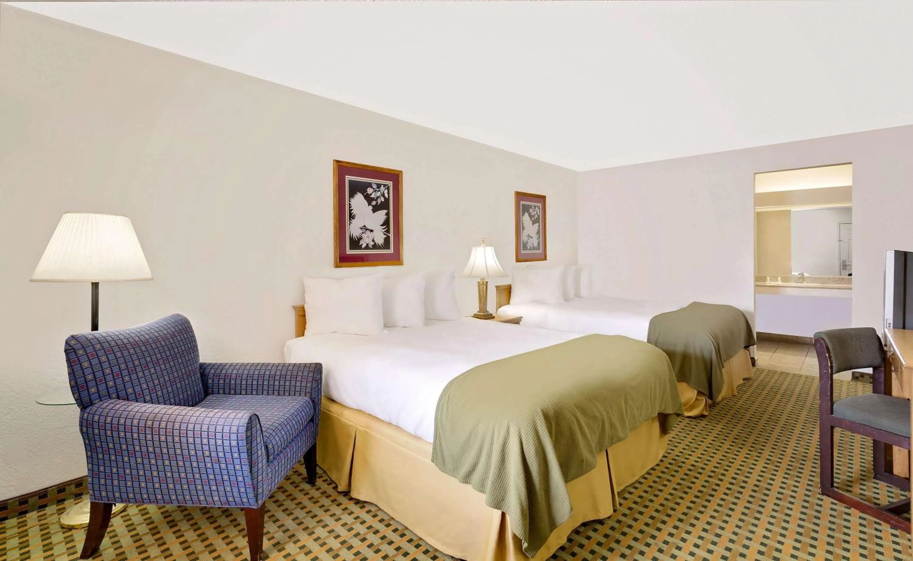 Photo of the whole room, Bed in Silver Queen Inn