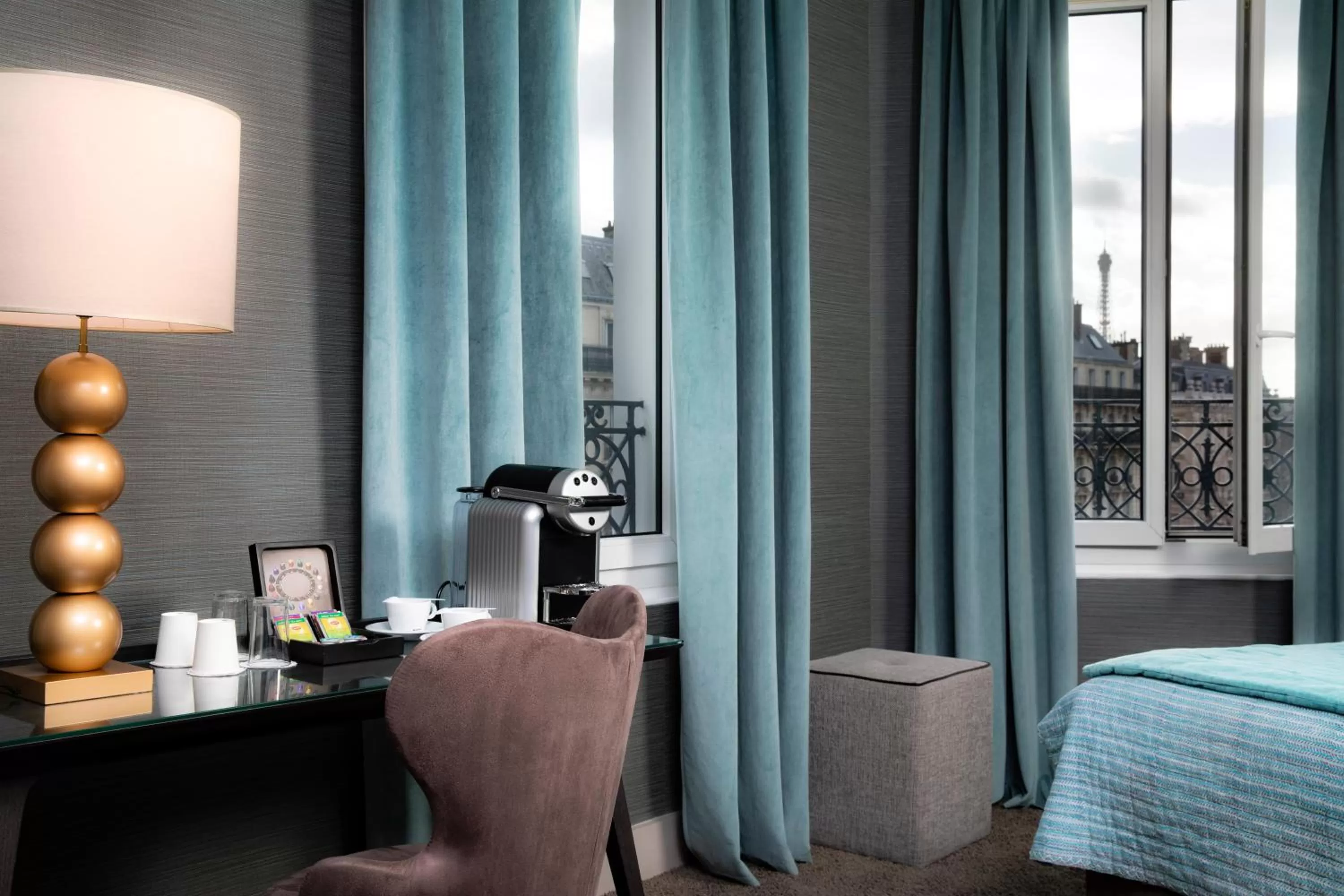 Coffee/tea facilities, Bed in Hôtel Plaza Étoile