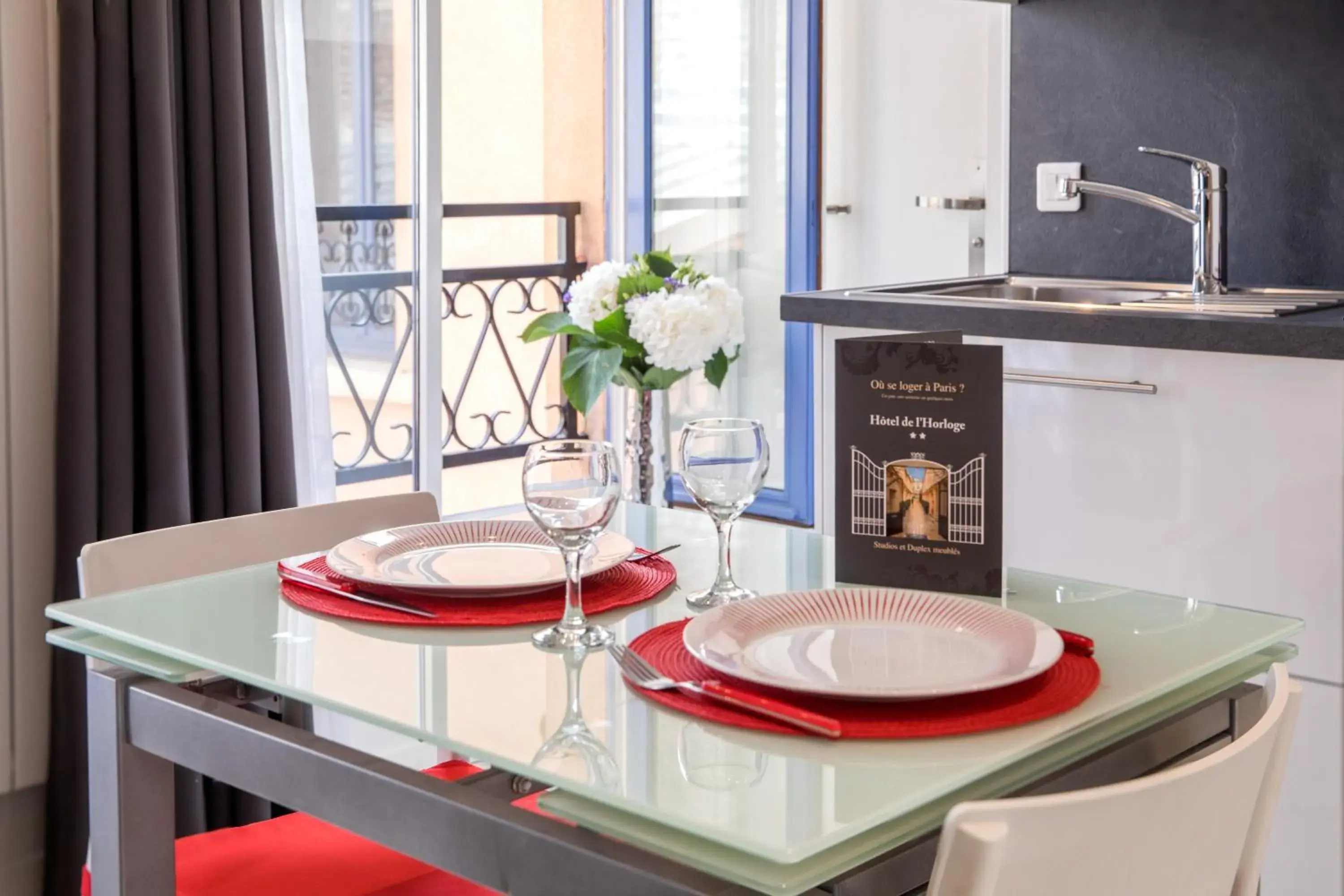 Dining area, Kitchen/Kitchenette in Hotel De L'Horloge