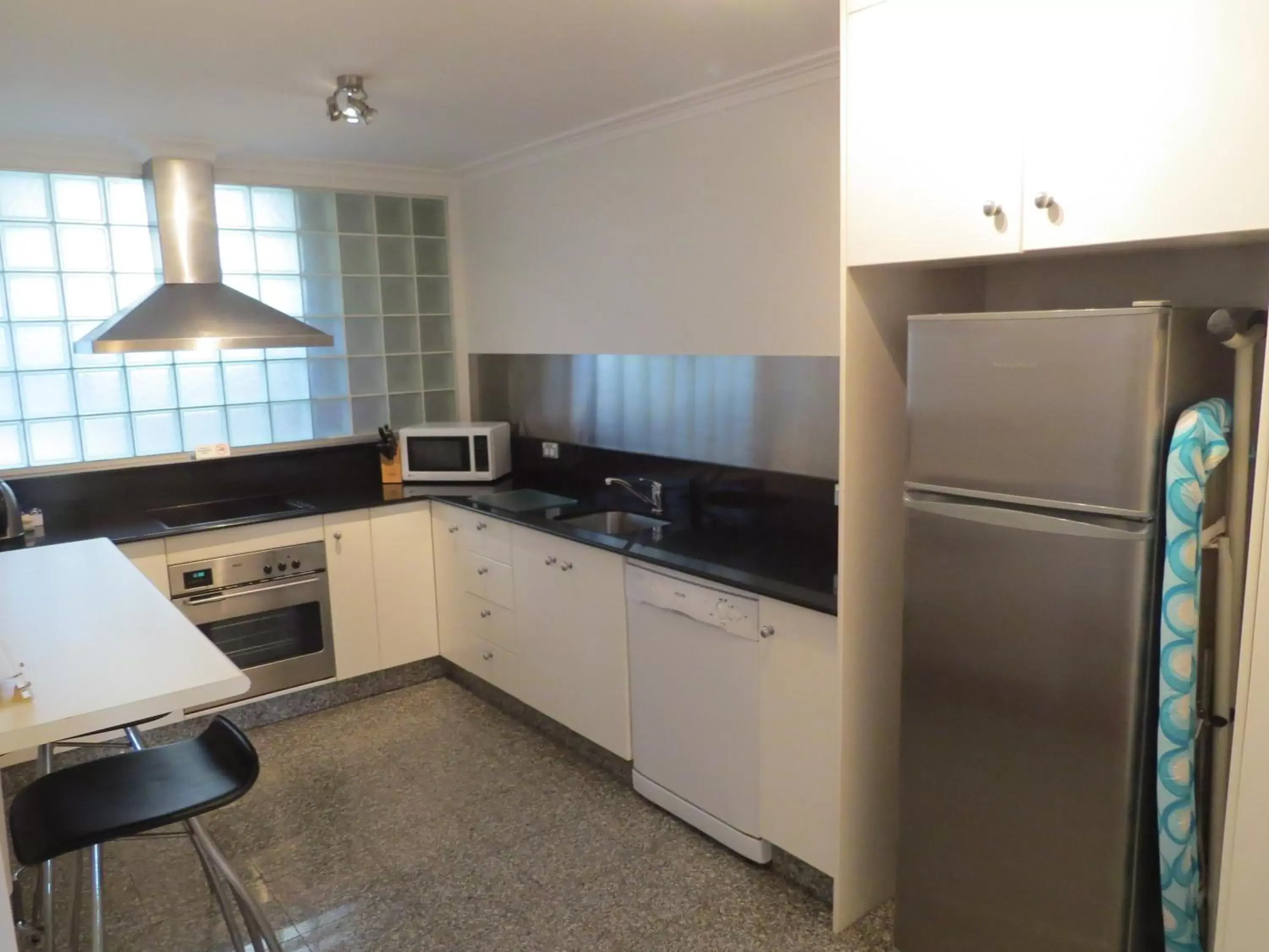 Day, Kitchen/Kitchenette in Manly Paradise Motel & Apartments