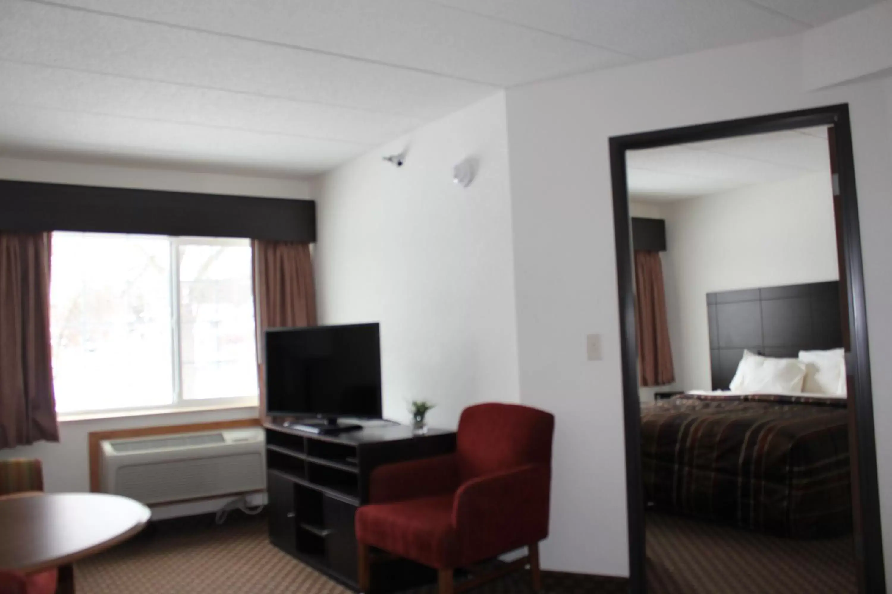 Living room, TV/Entertainment Center in Nichols Inn of Red Wing