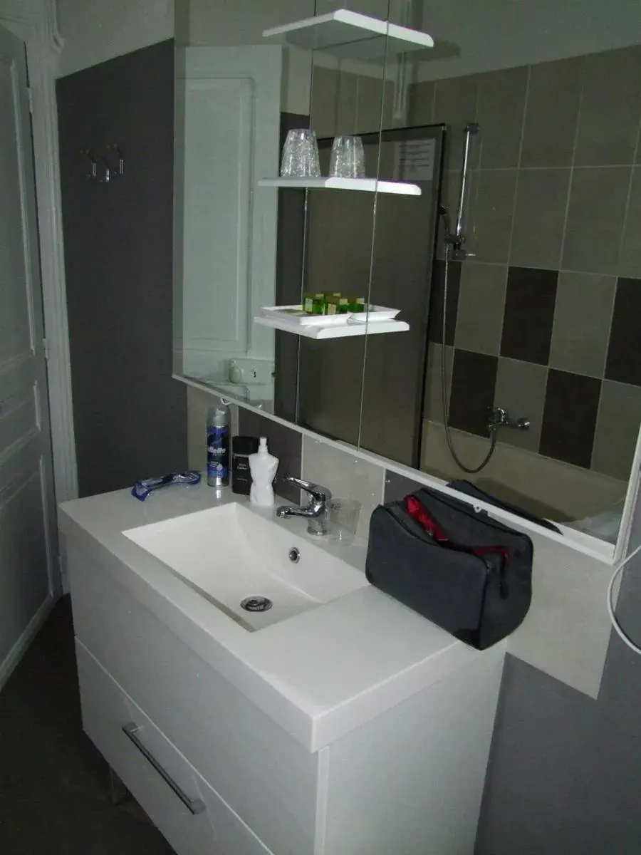 Bathroom in Hôtel de Nevers