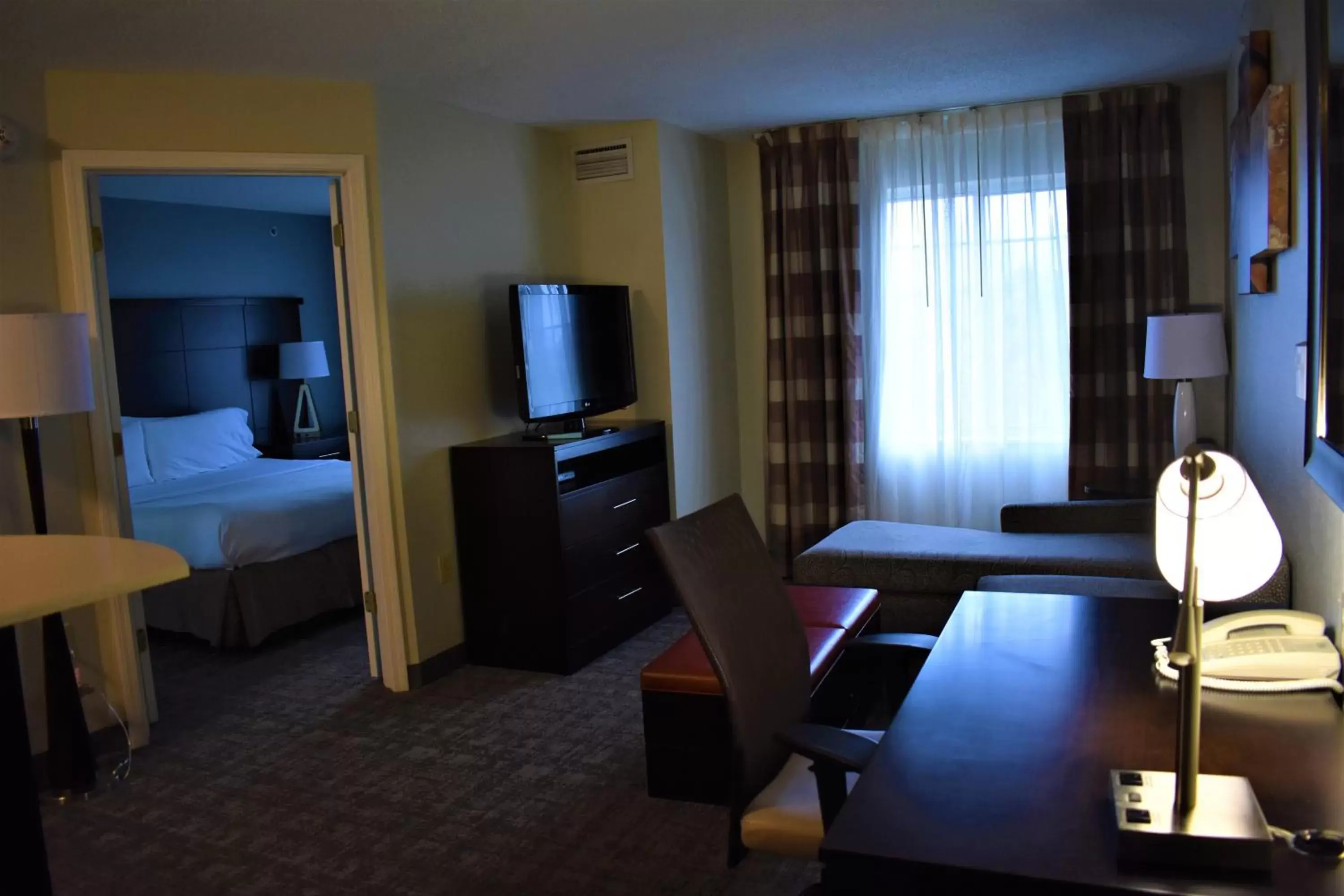 Bedroom, TV/Entertainment Center in Staybridge Suites Cranbury - South Brunswick, an IHG Hotel