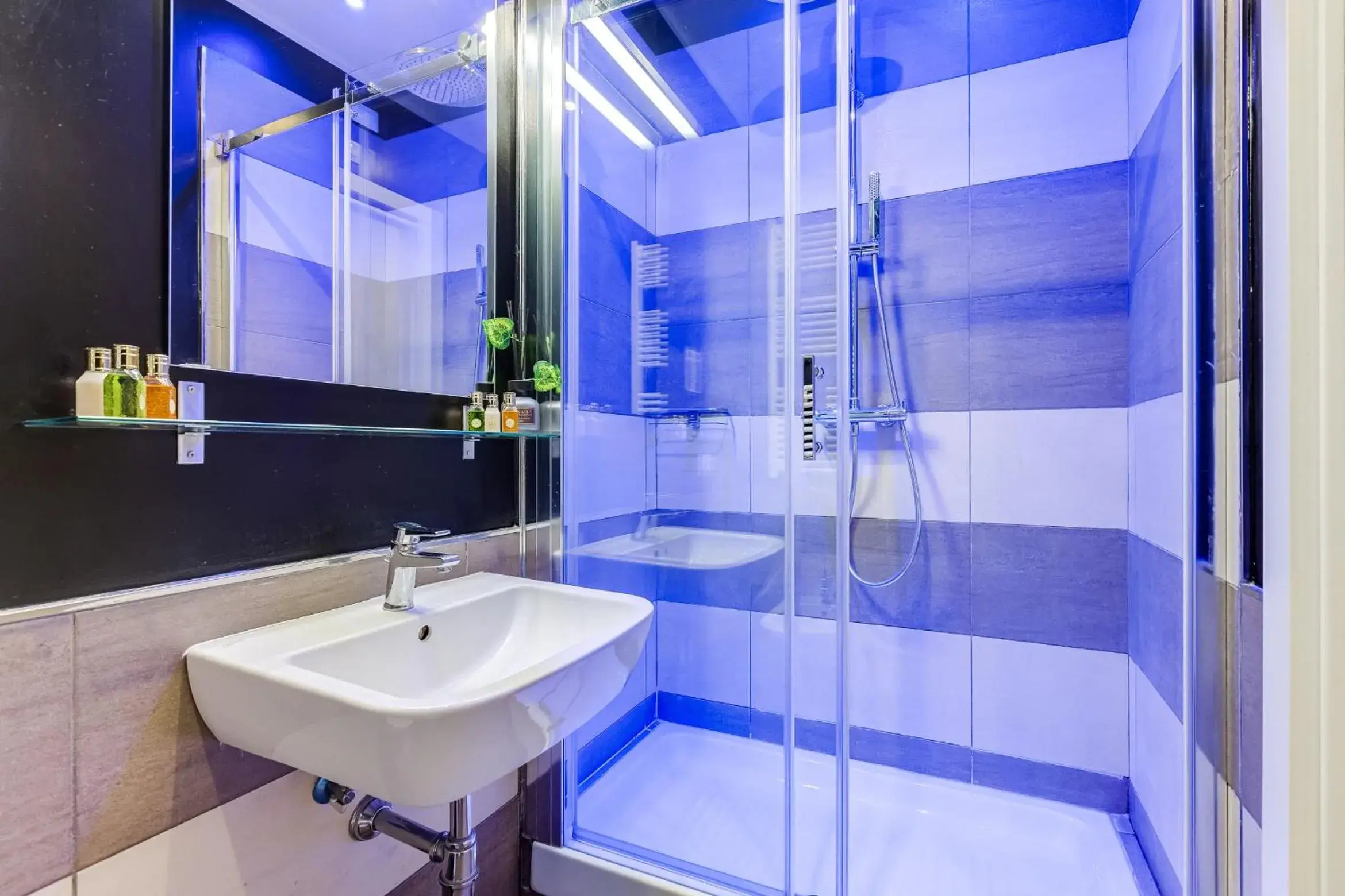 Shower, Bathroom in Hanky Suite
