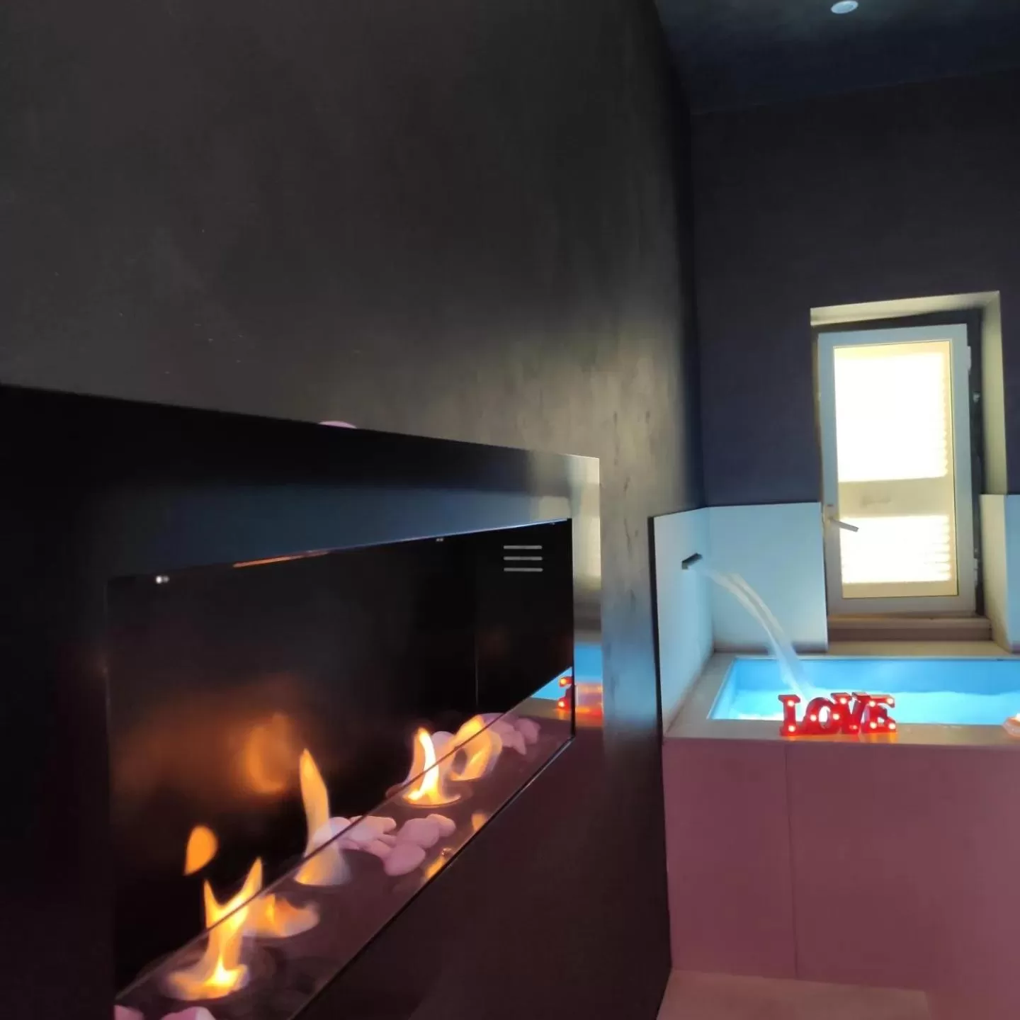 Swimming pool, TV/Entertainment Center in Hotel Melydà