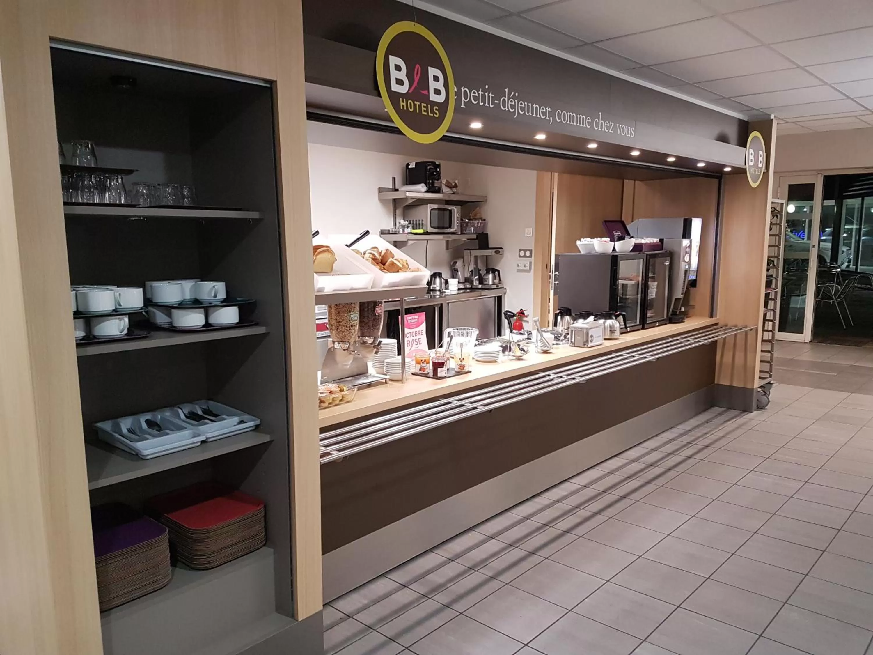Buffet breakfast in B&B HOTEL Lyon Sud États-Unis