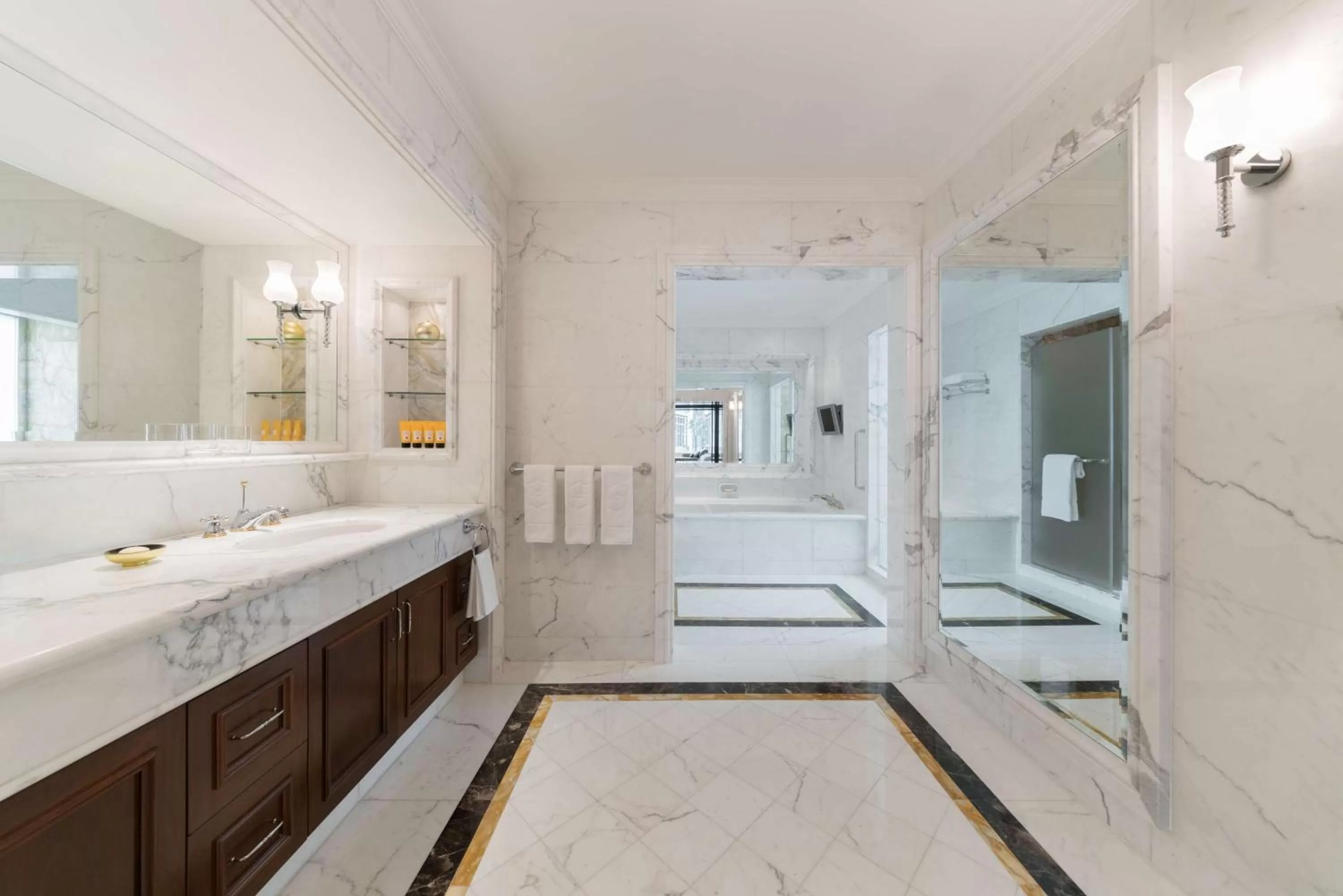 Bathroom in Shangri-La Singapore