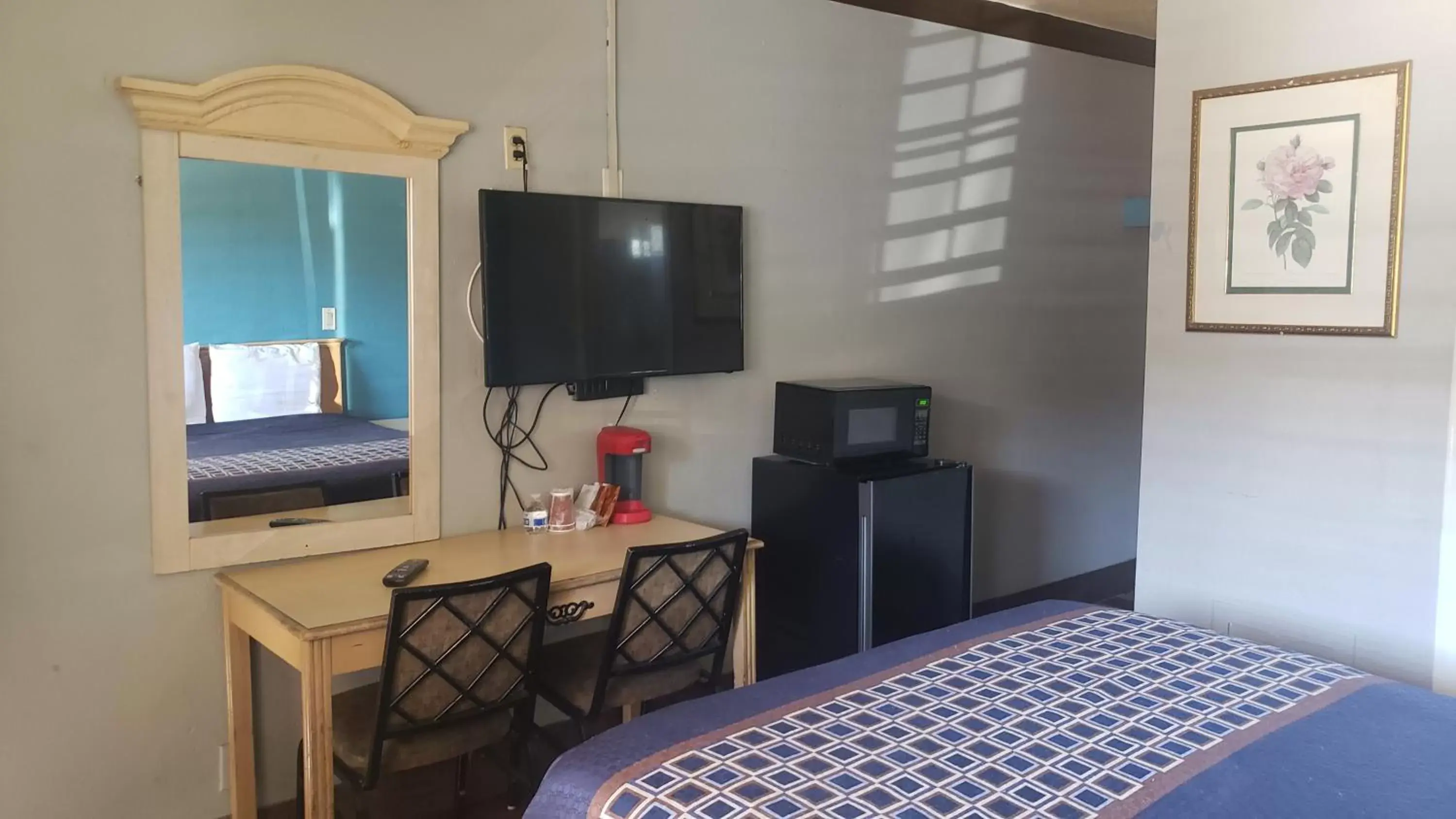 Bedroom, TV/Entertainment Center in Eagle Inn Motel