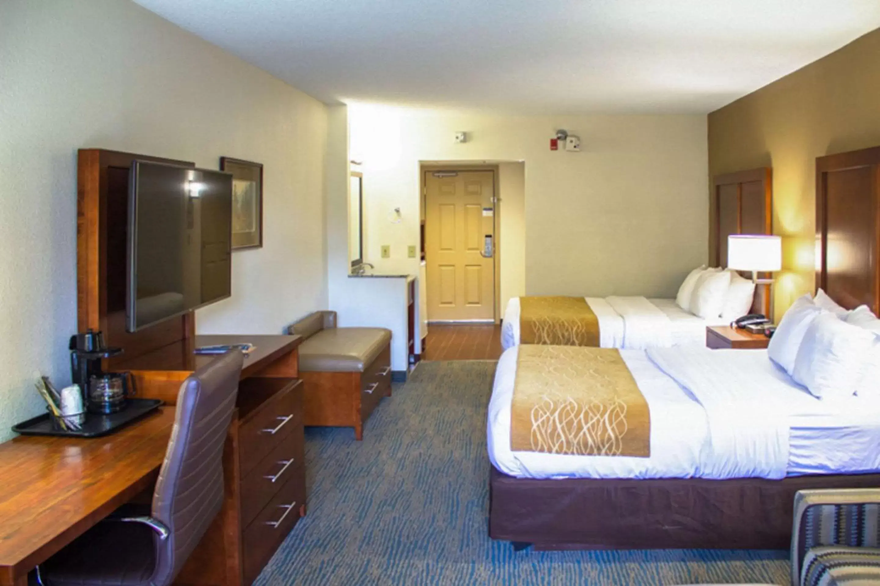 Bedroom, TV/Entertainment Center in The Inn at Apple Valley, Ascend Hotel Collection