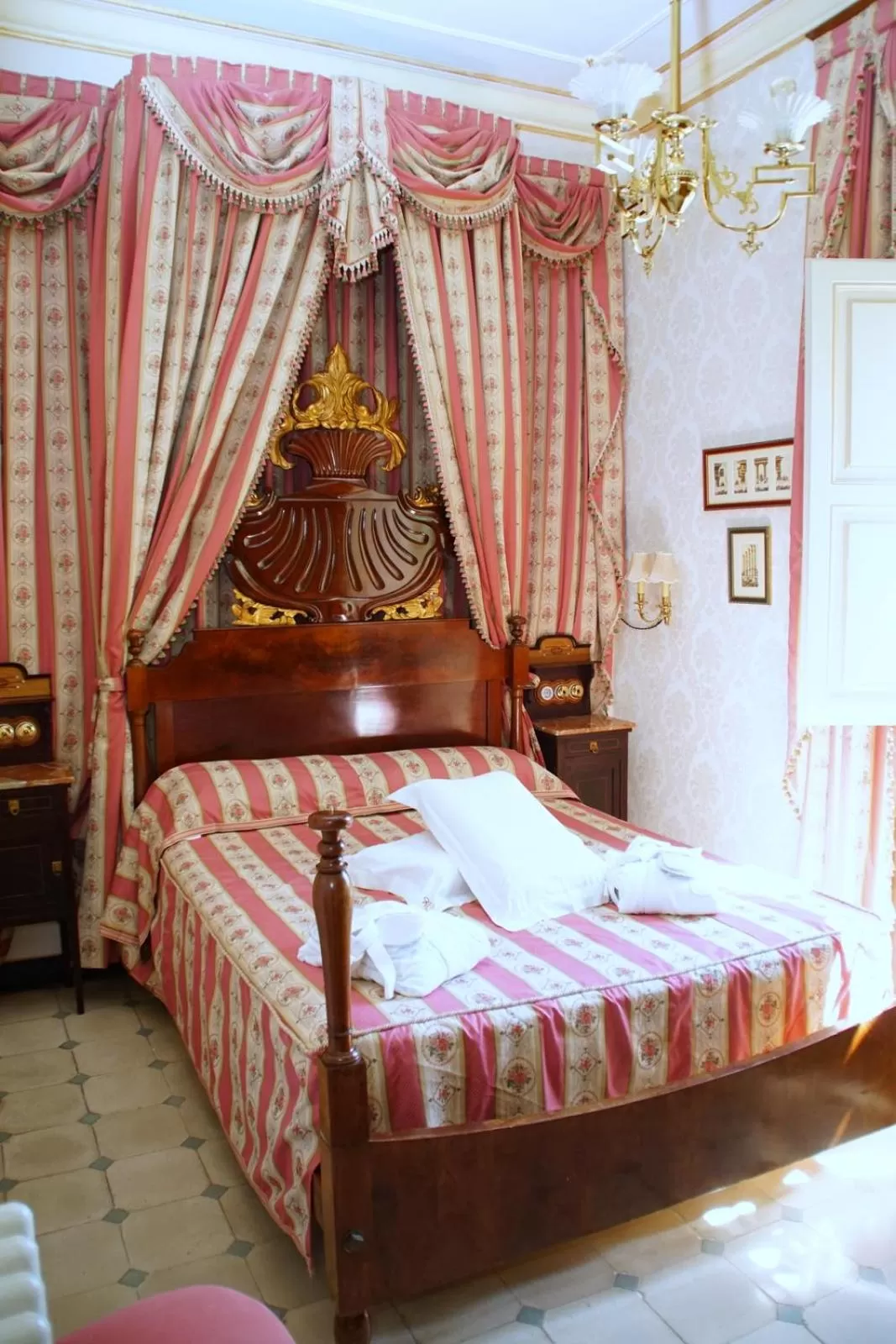 Bed in Sitges Royal Rooms